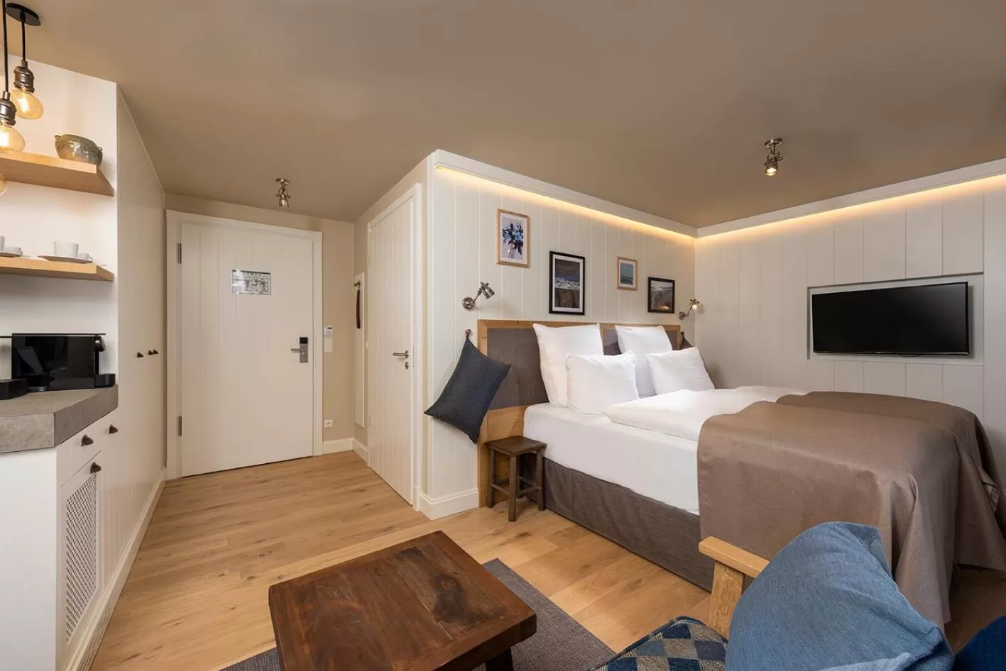 Living room, Bed in LOEV - VELA Hotels