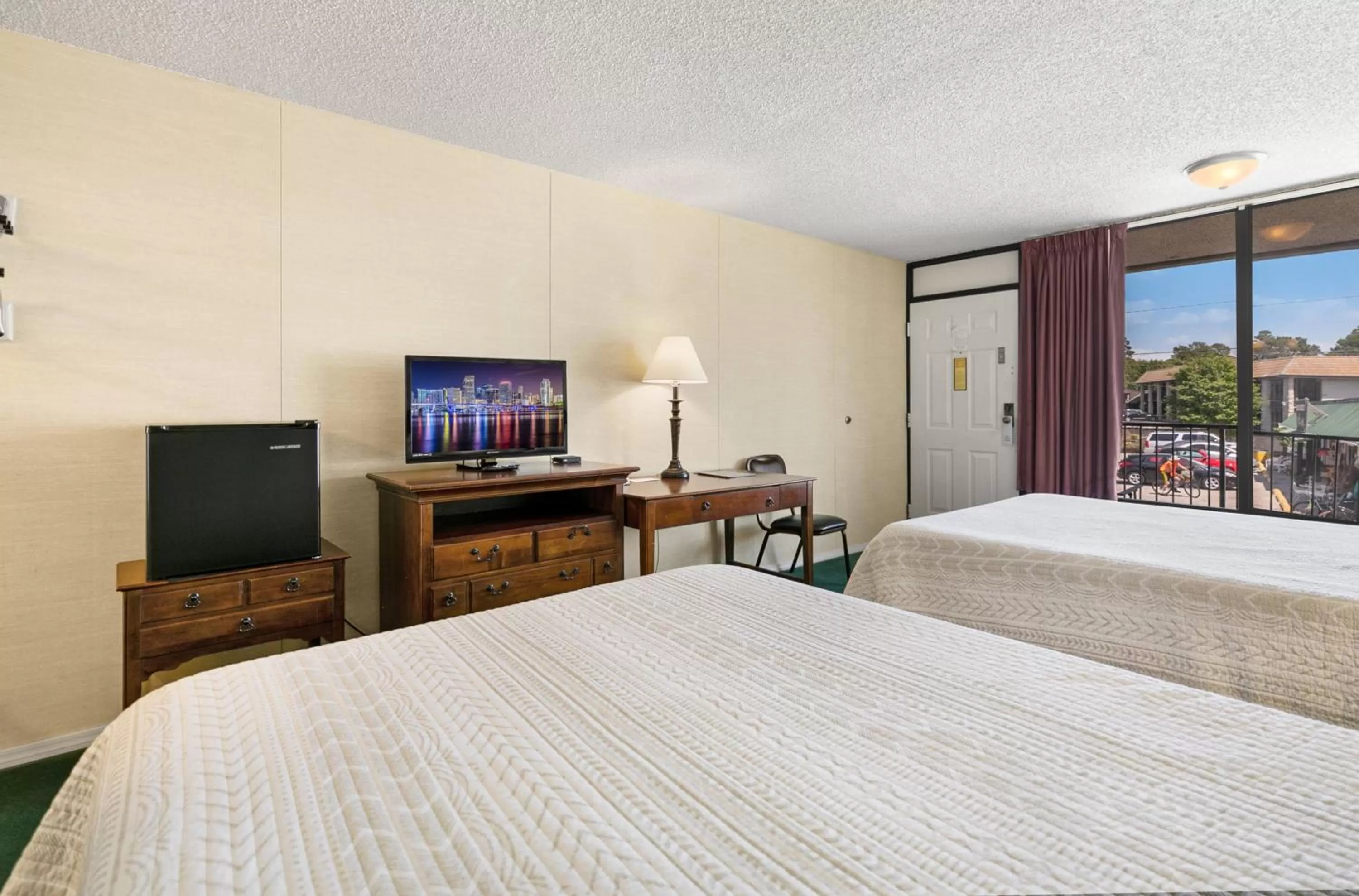 TV and multimedia, Bed in Candlewick Inn and Suites