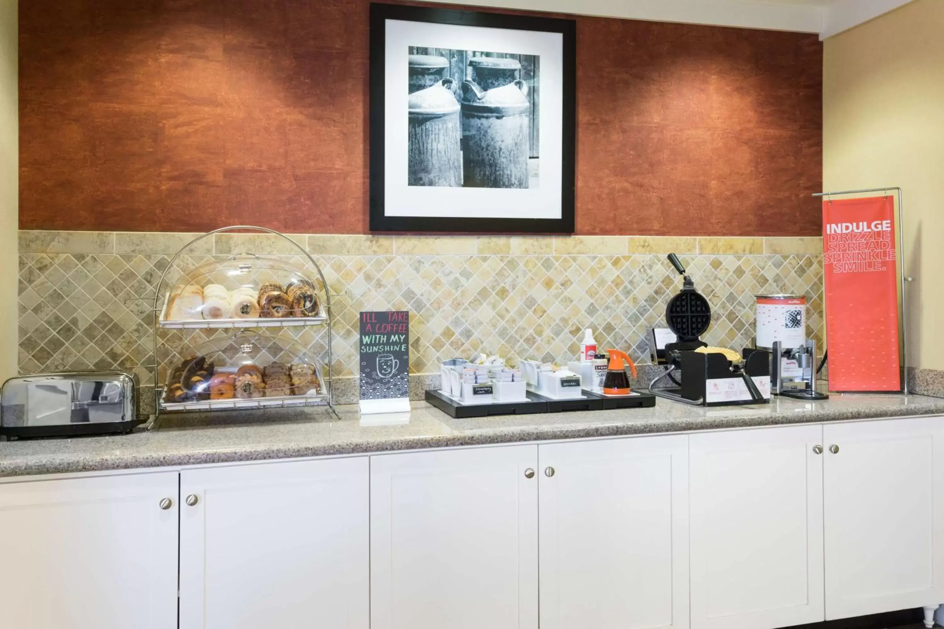 Dining area, Kitchen/Kitchenette in Hampton Inn Moss Point