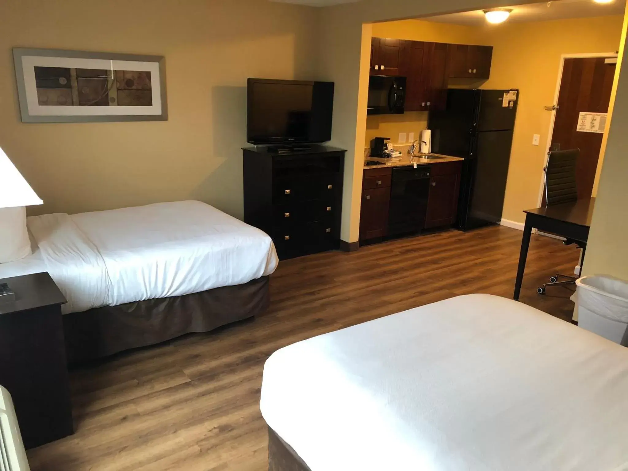 TV and multimedia, Bed in MainStay Suites Jacksonville near Camp Lejeune
