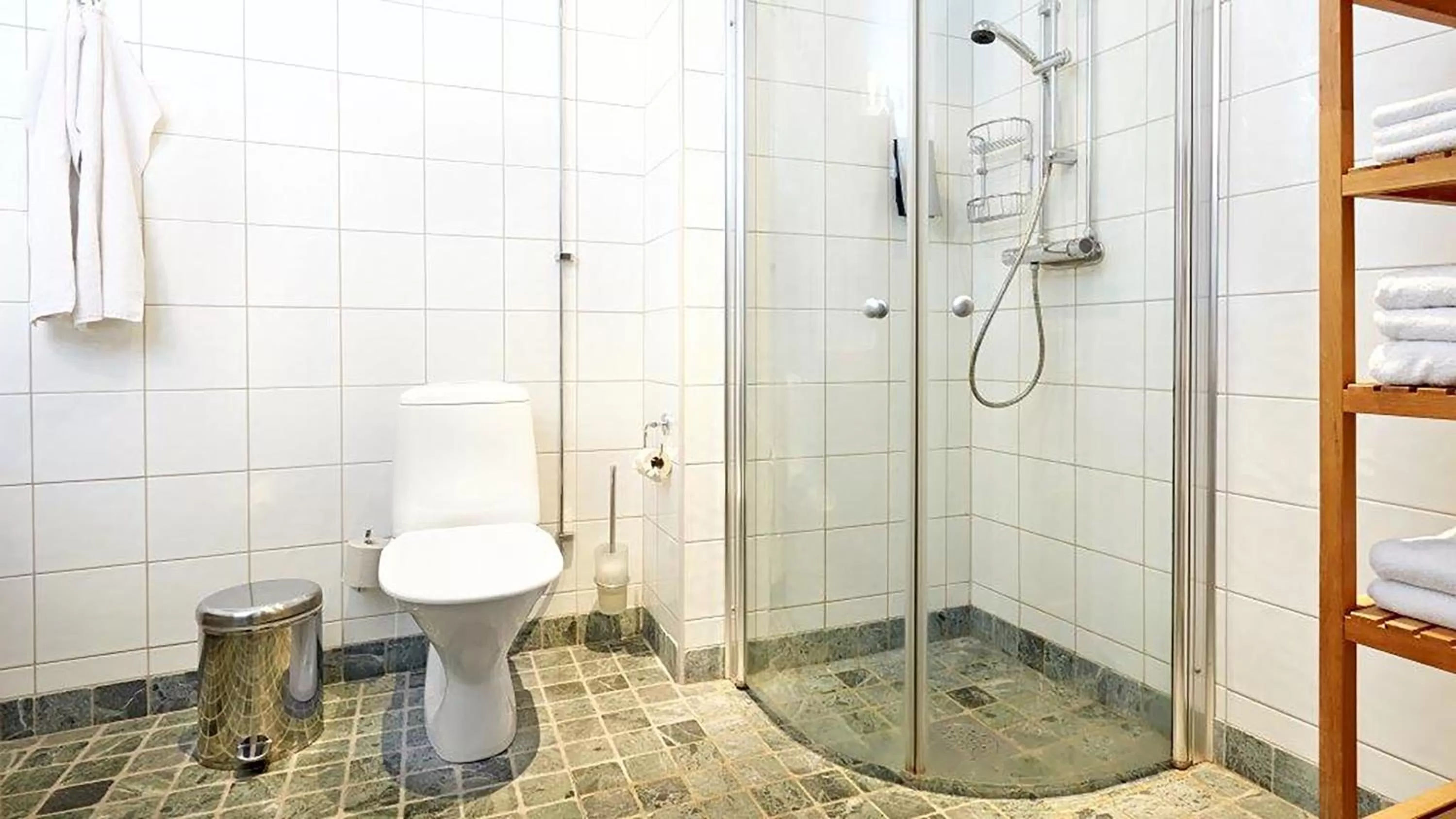 Shower in Home Hotel Temperance