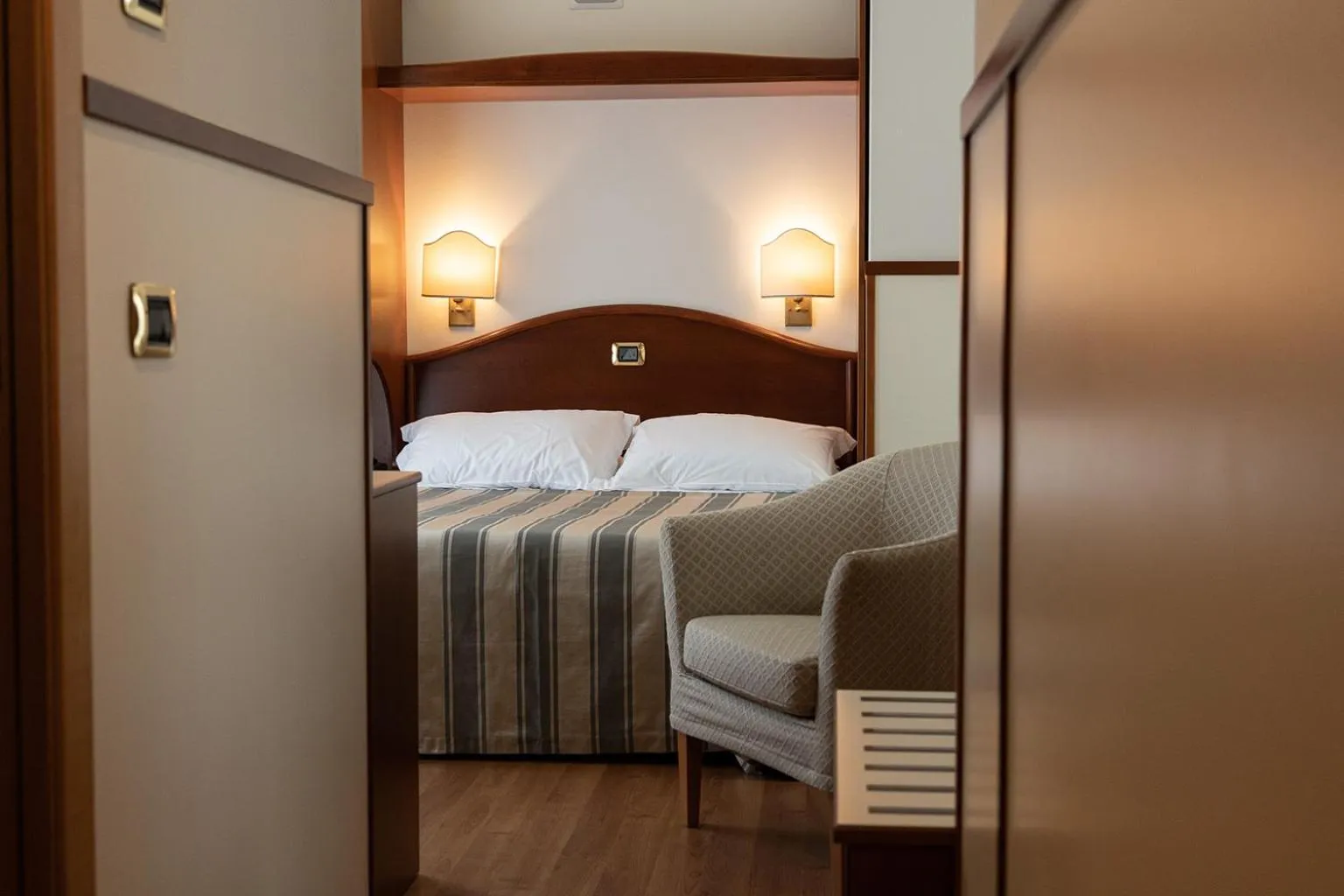 Photo of the whole room, Bed in Hotels Vidi Miramare & Delfino