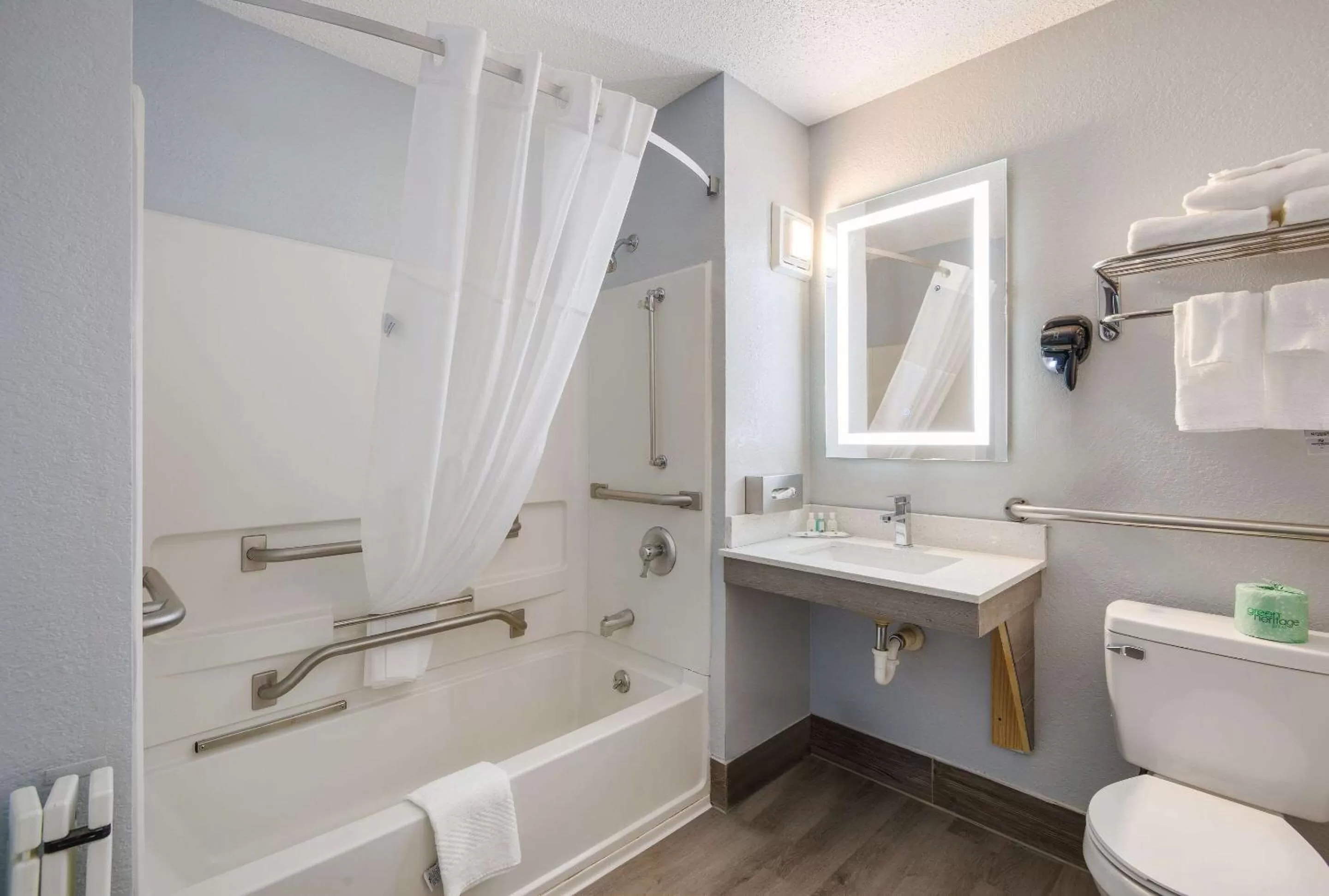 Bedroom, Bathroom in Super 8 by Wyndham Oneida Verona