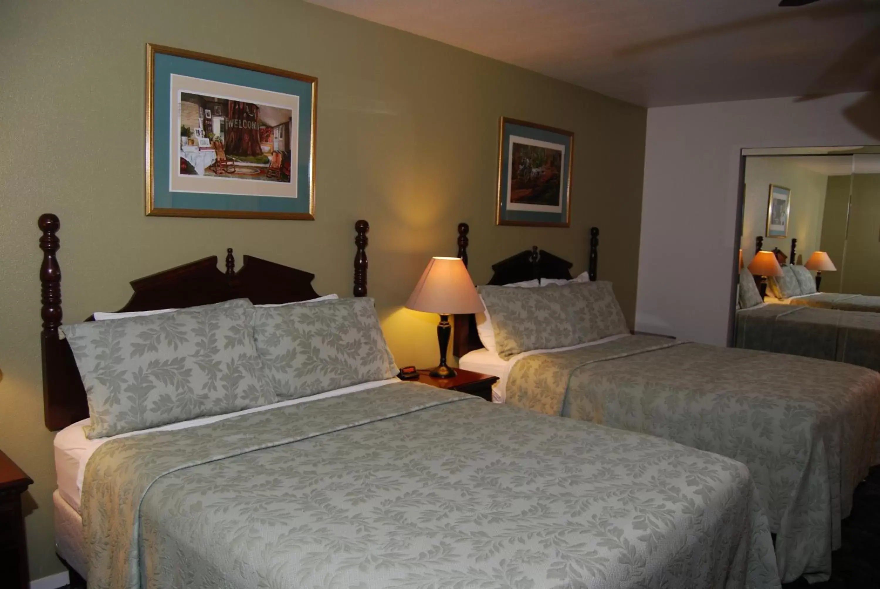 Photo of the whole room, Bed in 5th Street Inn