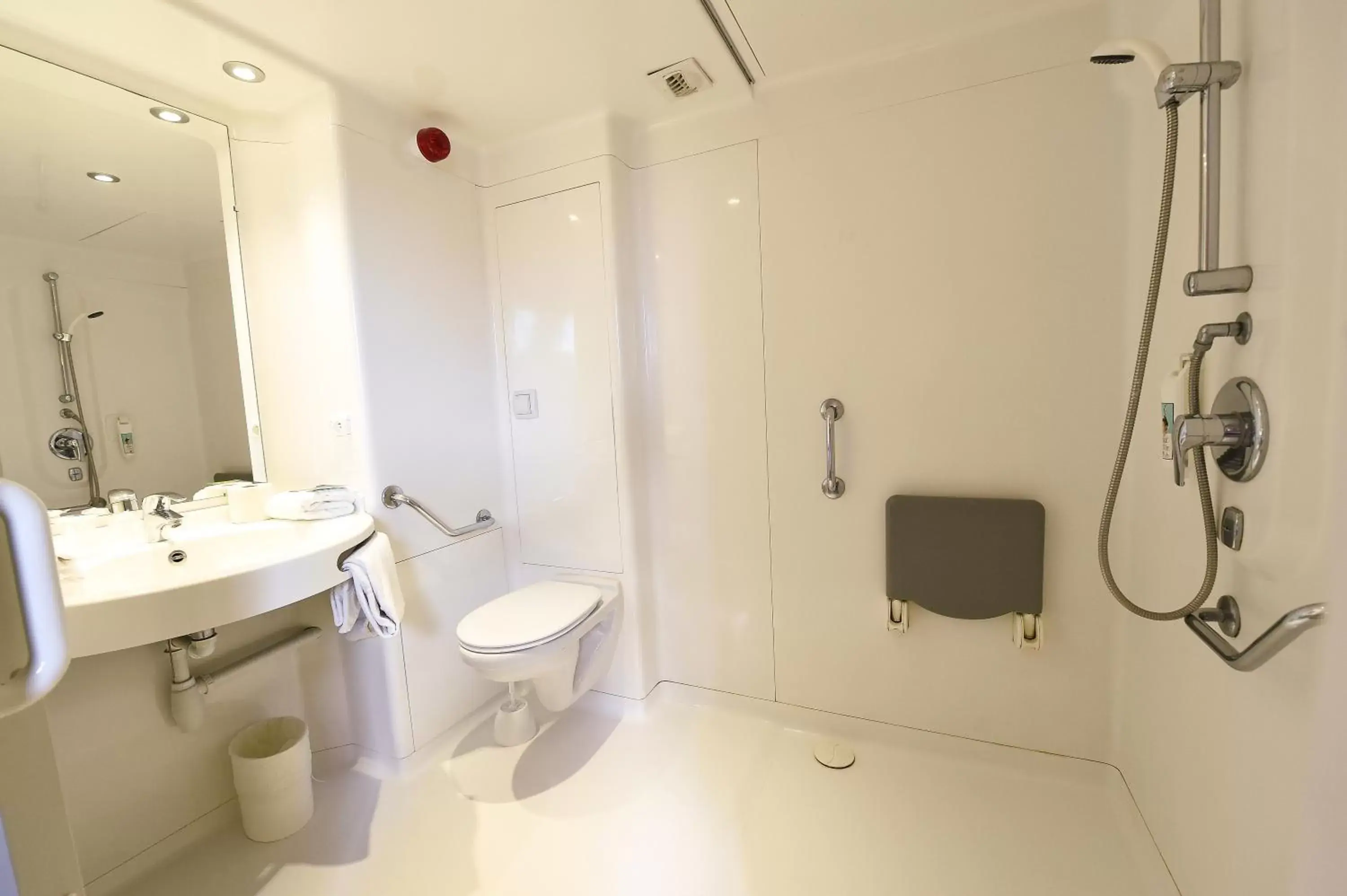 Shower, Bathroom in ibis budget Dijon Saint Apollinaire