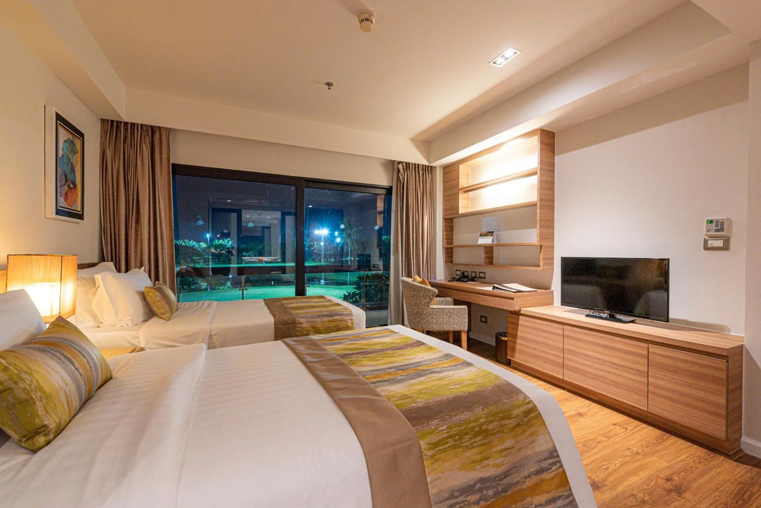 Bed in Summit Windmill Golf Suite Hotel at Suvarnabhumi