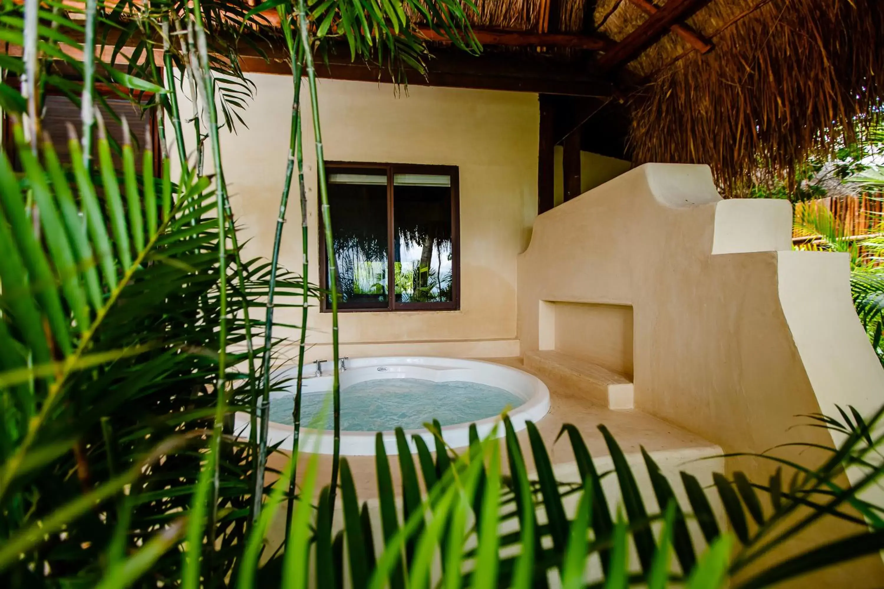 Hot Tub, Swimming Pool in Hotel Rancho Encantado