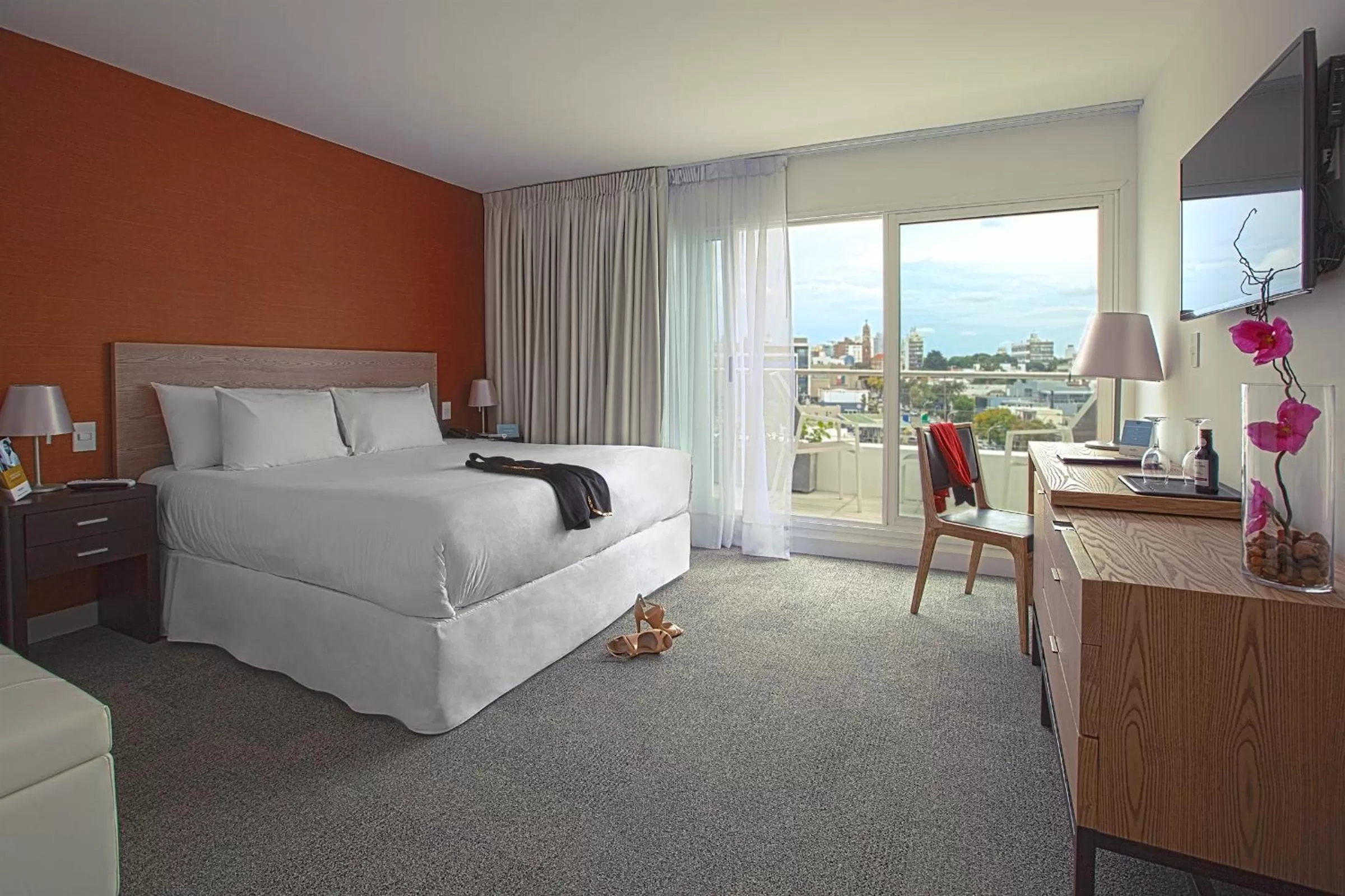 Photo of the whole room, Bed in Mercure Montevideo Punta Carretas