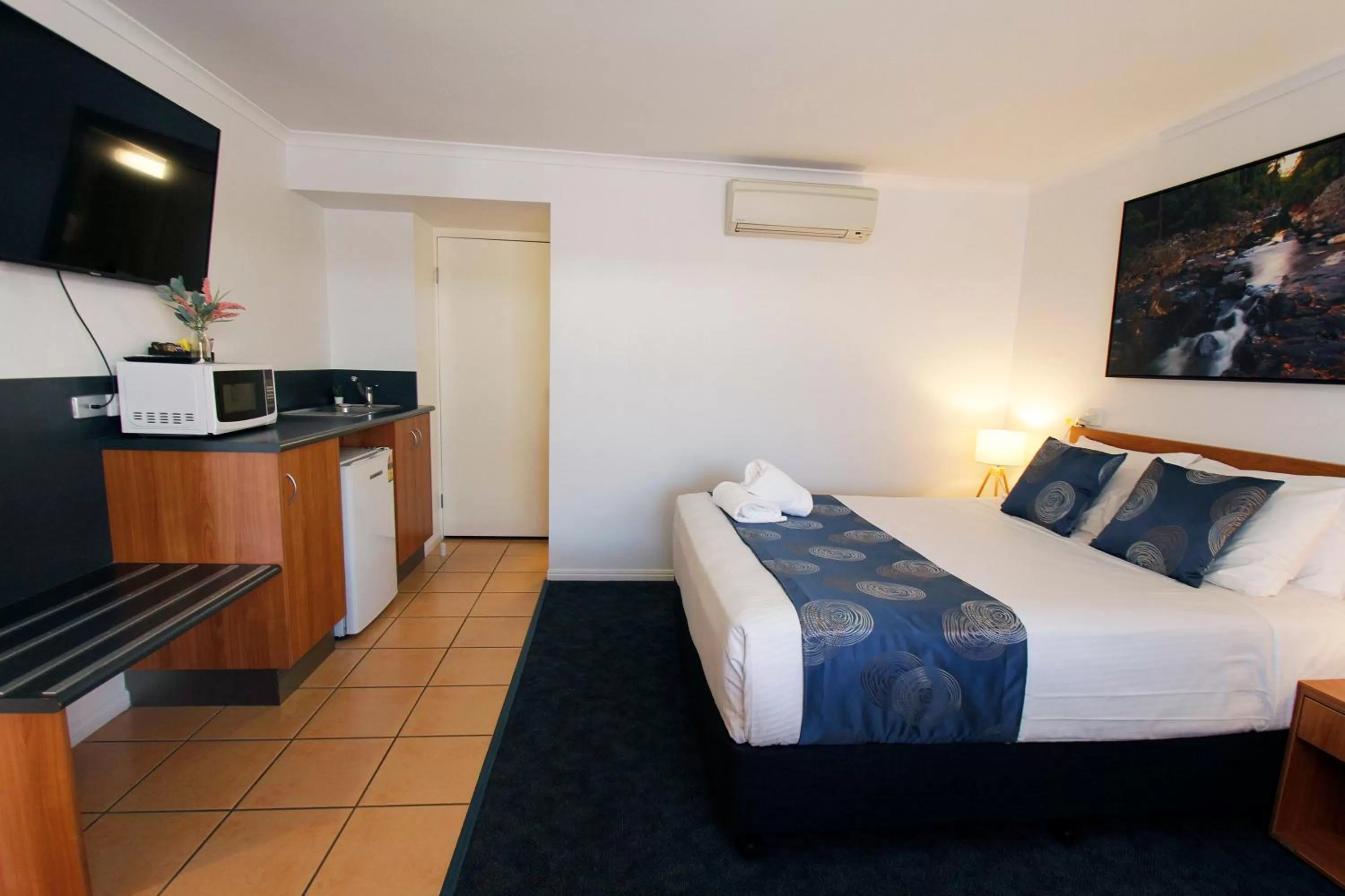 Photo of the whole room, Bed in Windmill Motel & Events Centre