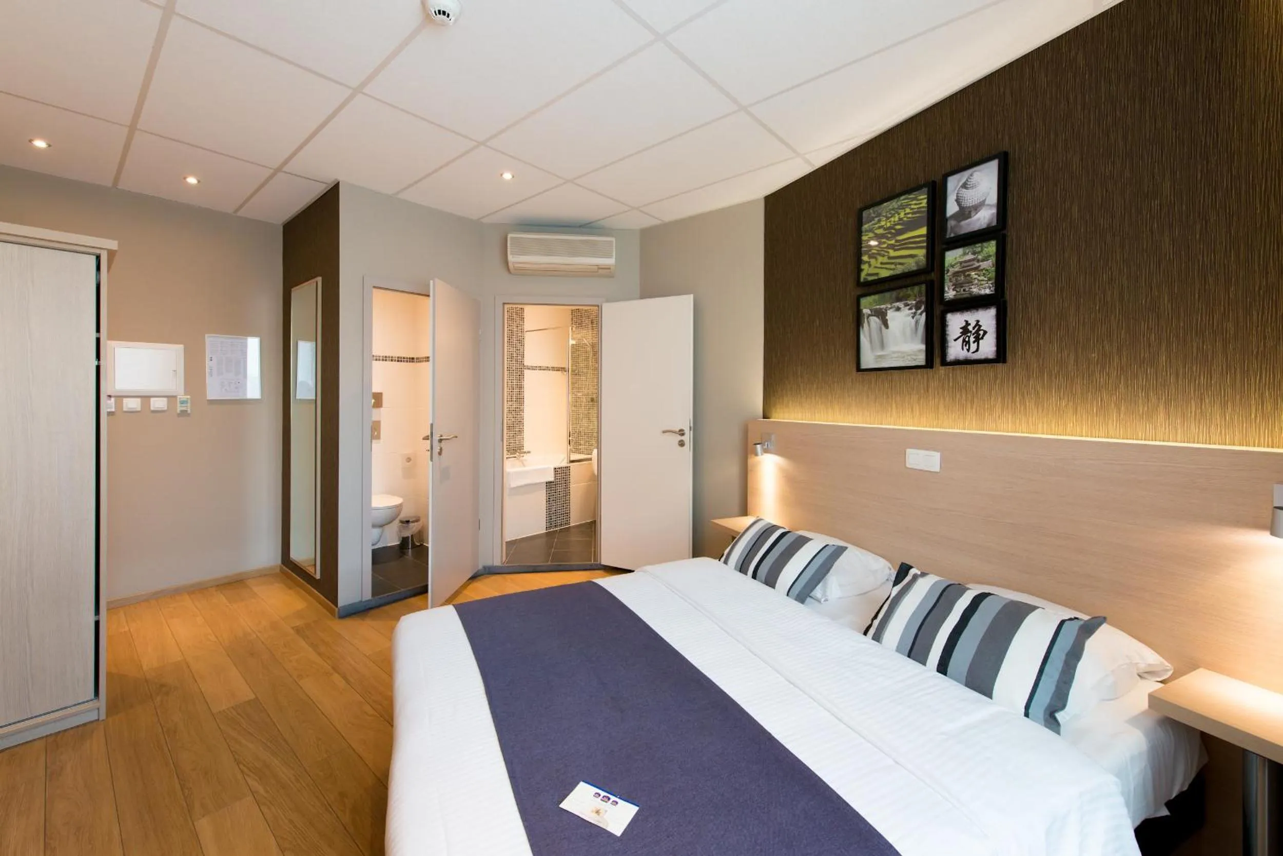 Toilet in Univers Hotel Liege-Guillemins