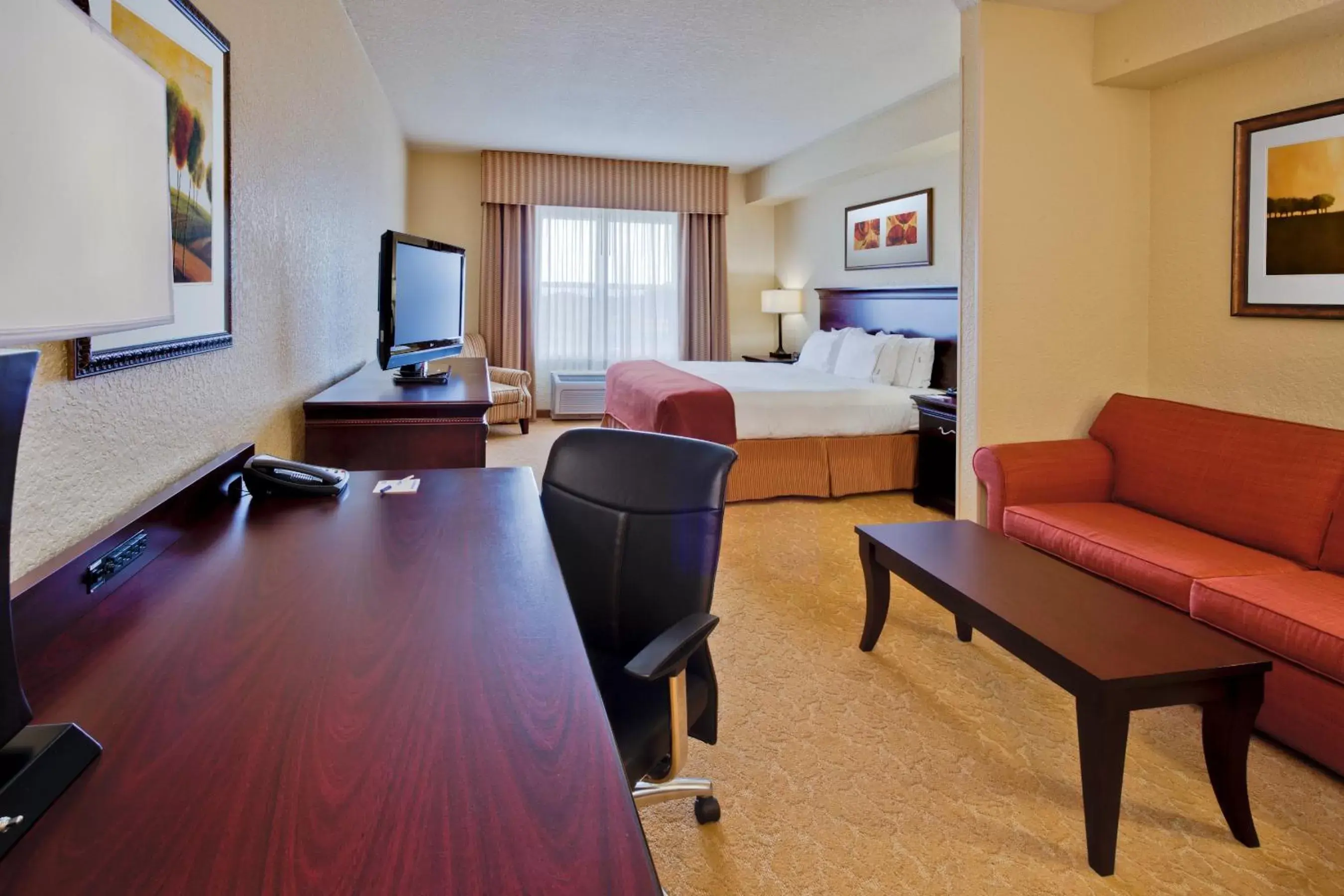 Photo of the whole room, Seating Area in Holiday Inn Express & Suites Lakeland North I-4, an IHG Hotel