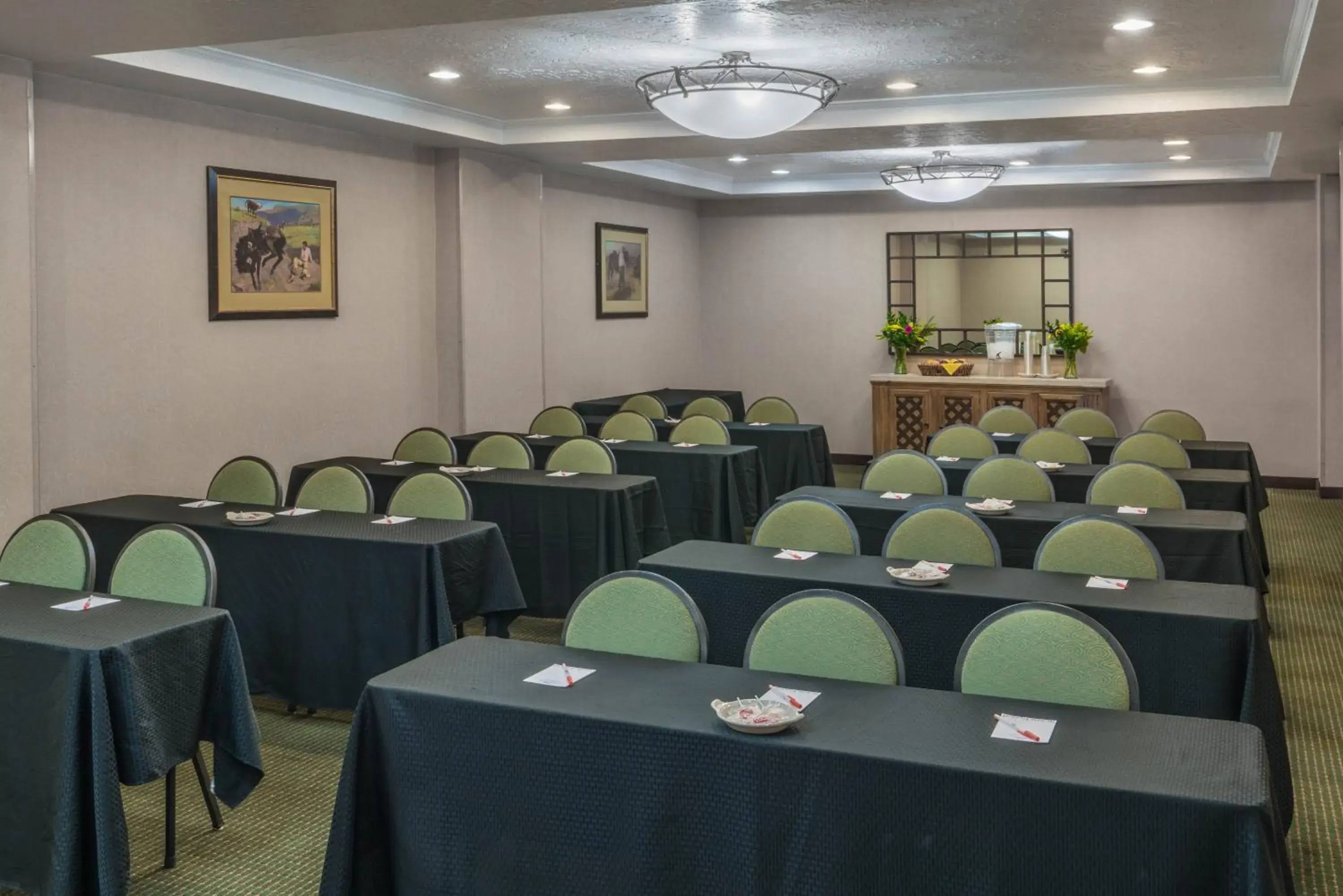 Meeting/conference room in Howard Johnson by Wyndham Albuquerque Midtown