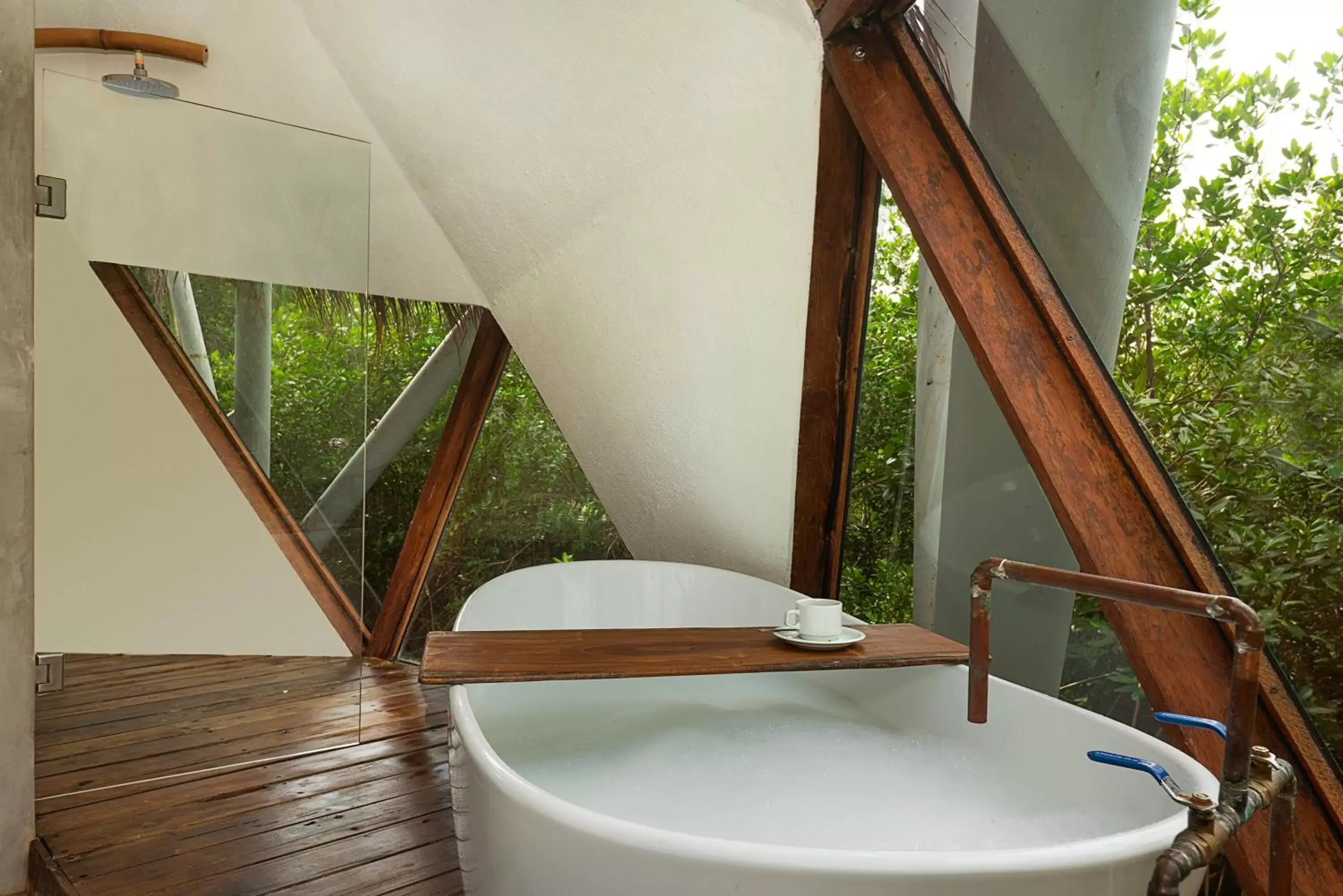 Bath in Mamasan Treehouses & Cabins