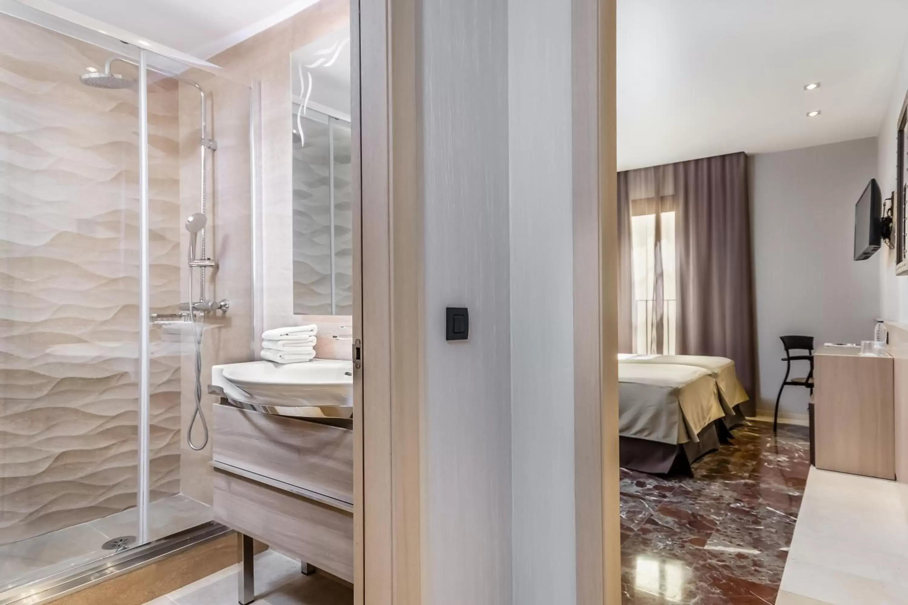 Shower, Bathroom in Hotel Gótico