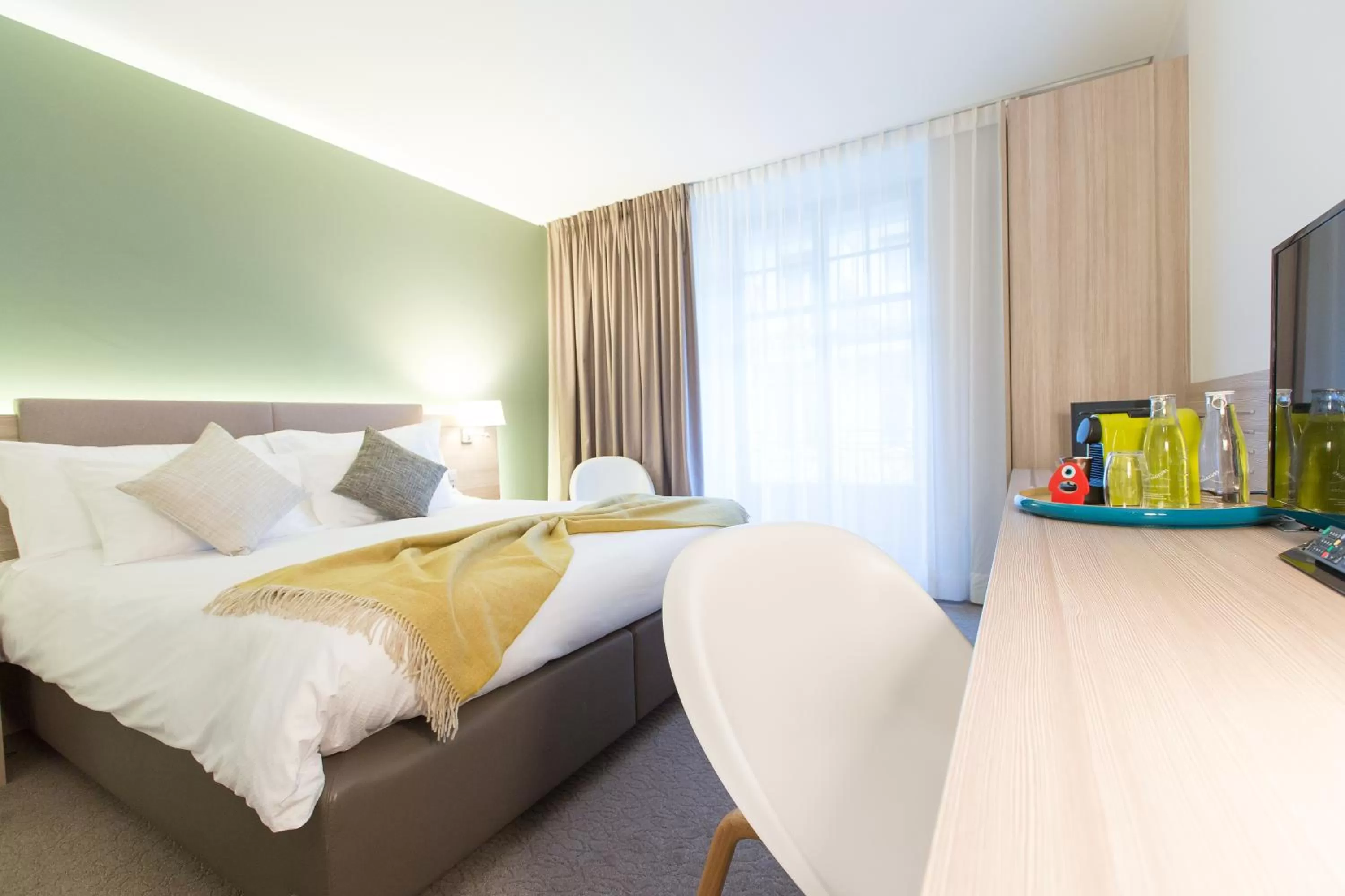 Photo of the whole room, Bed in Hôtel des Voyageurs Boutique