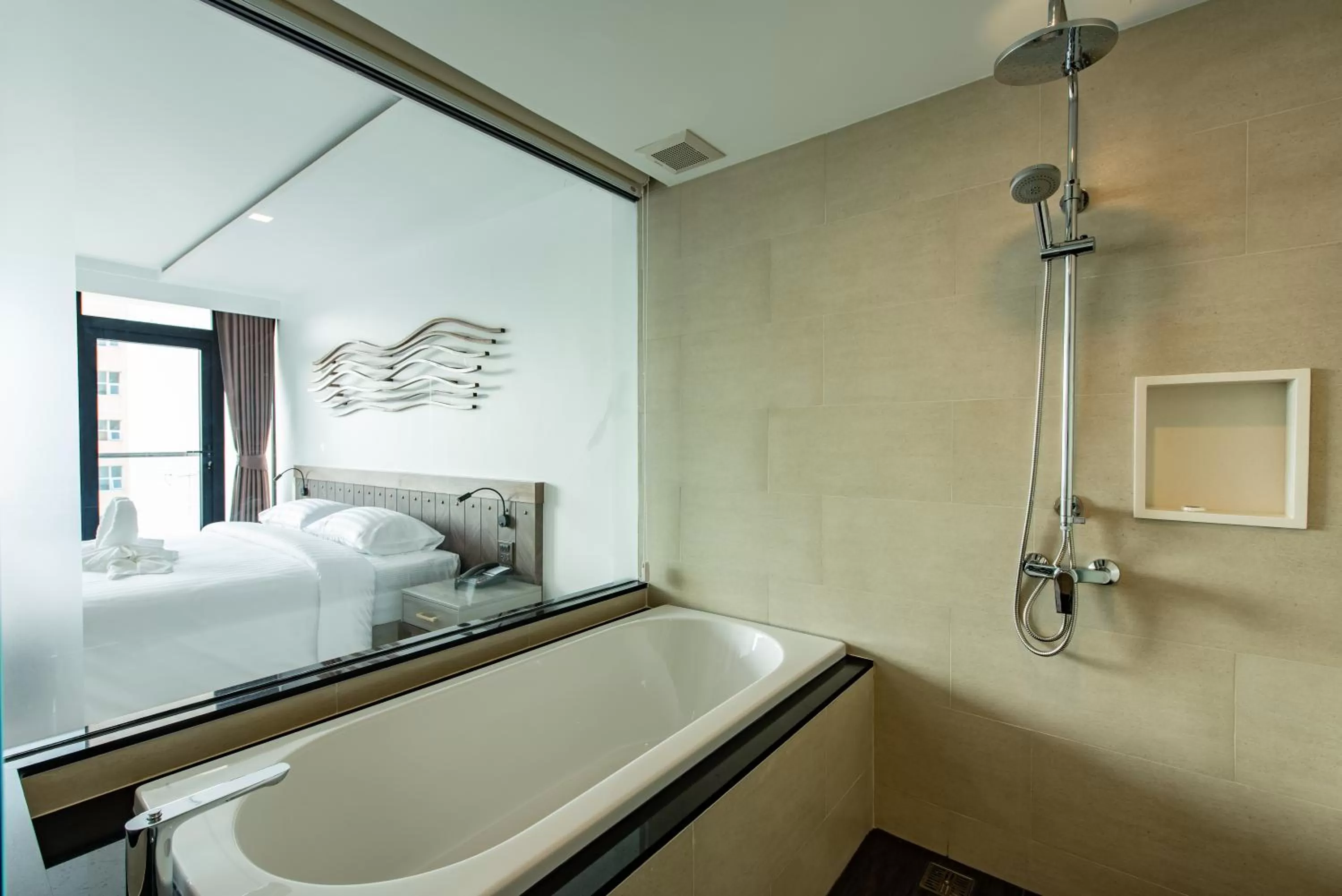 Bath, Bed in Blackwoods Hotel Pattaya - SHA Extra Plus