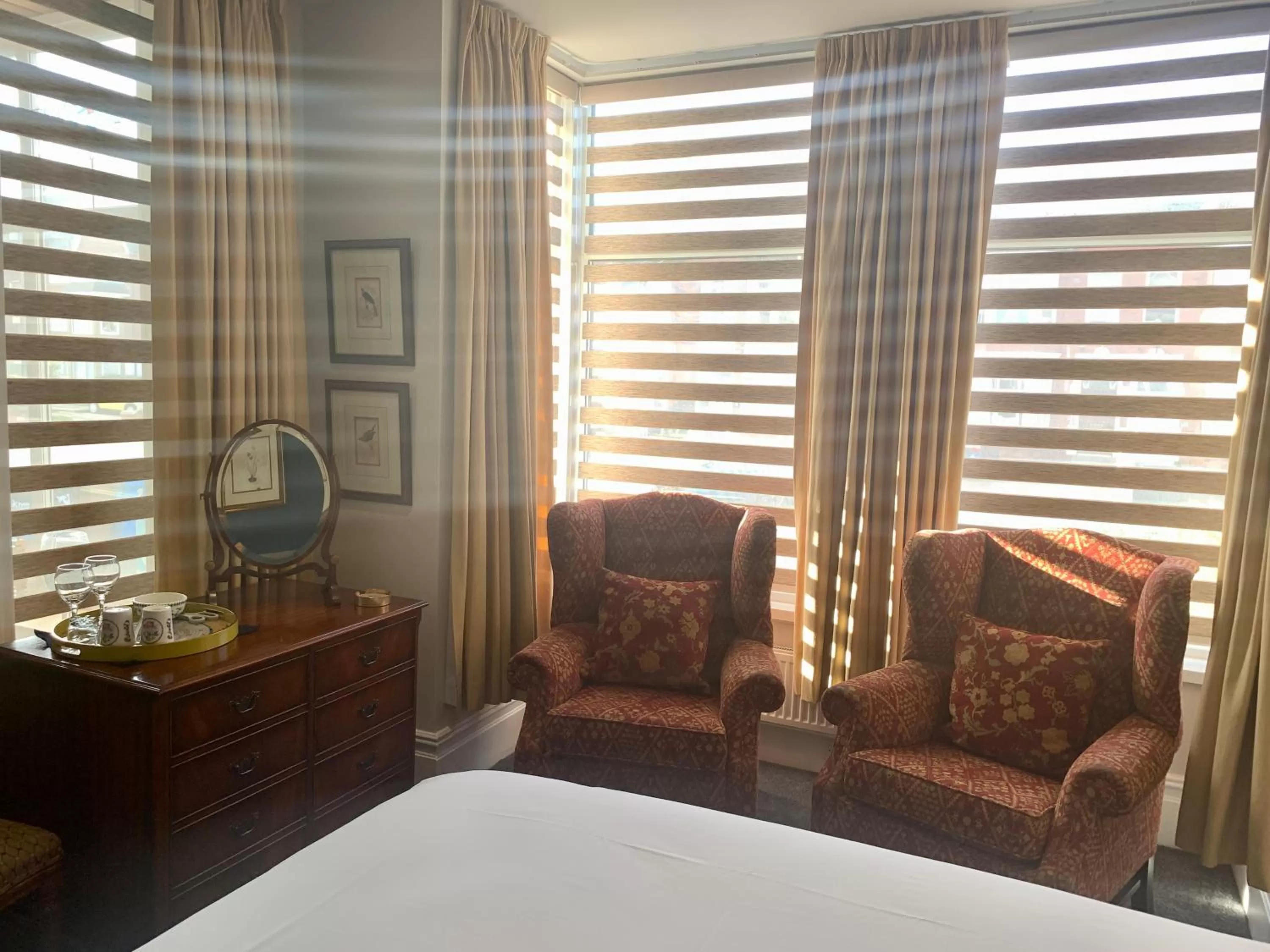 Seating area, Bed in The Gaydon