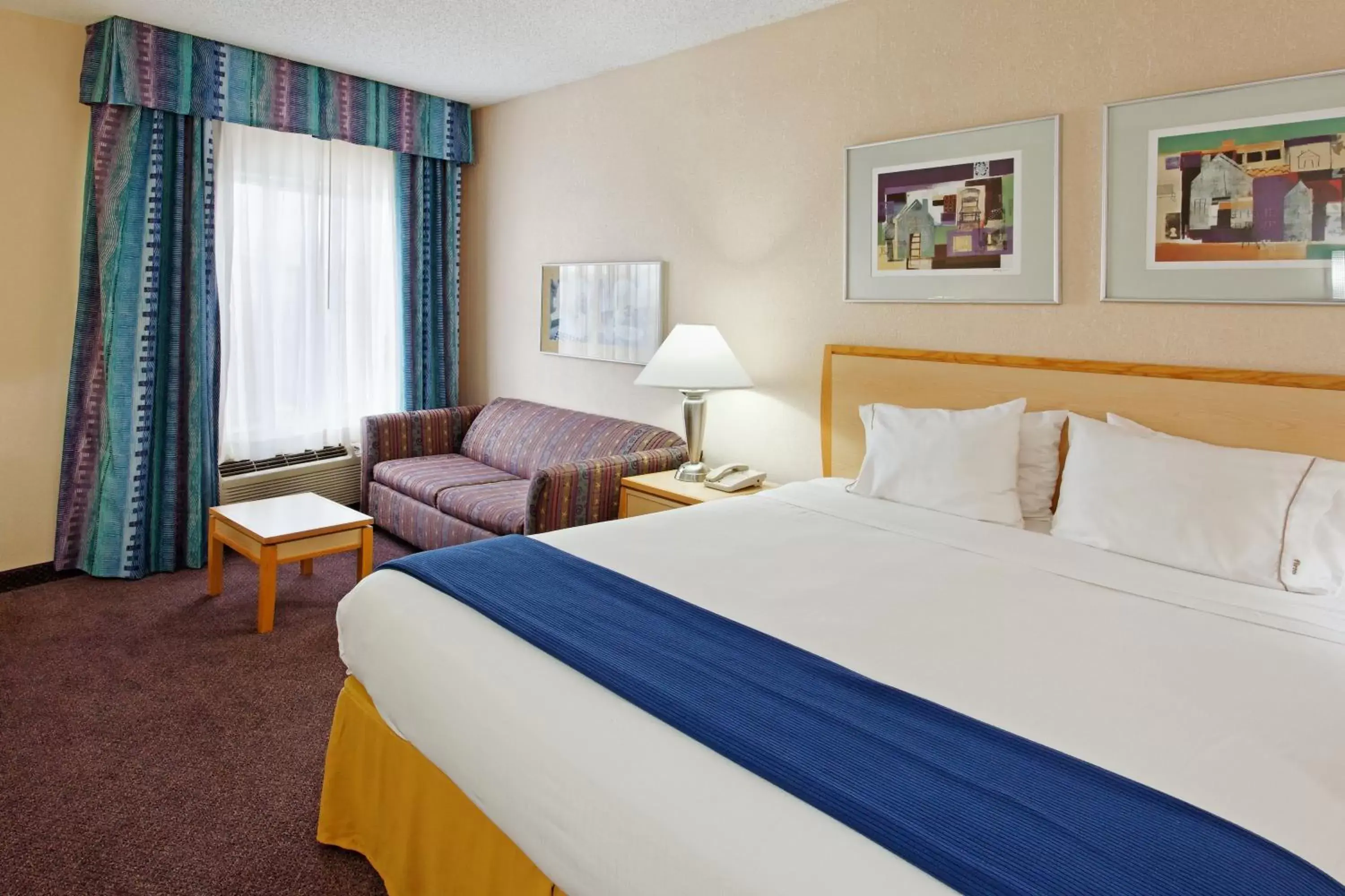 Day, Bed in Holiday Inn Express Hotel & Suites San Antonio - Rivercenter Area, an IHG Hotel