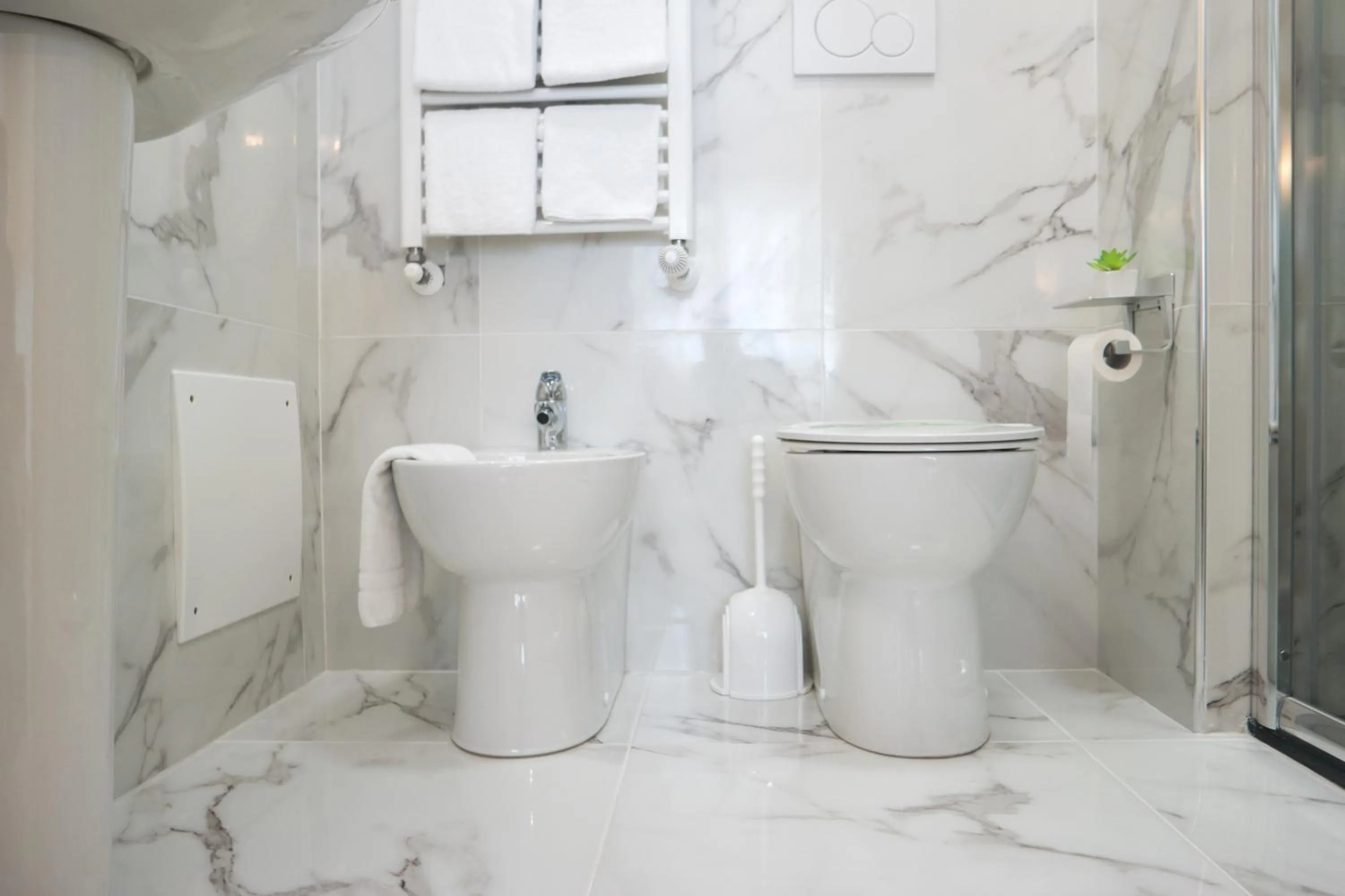 Bathroom in Guest House Train Station Venice - Atika & Atif