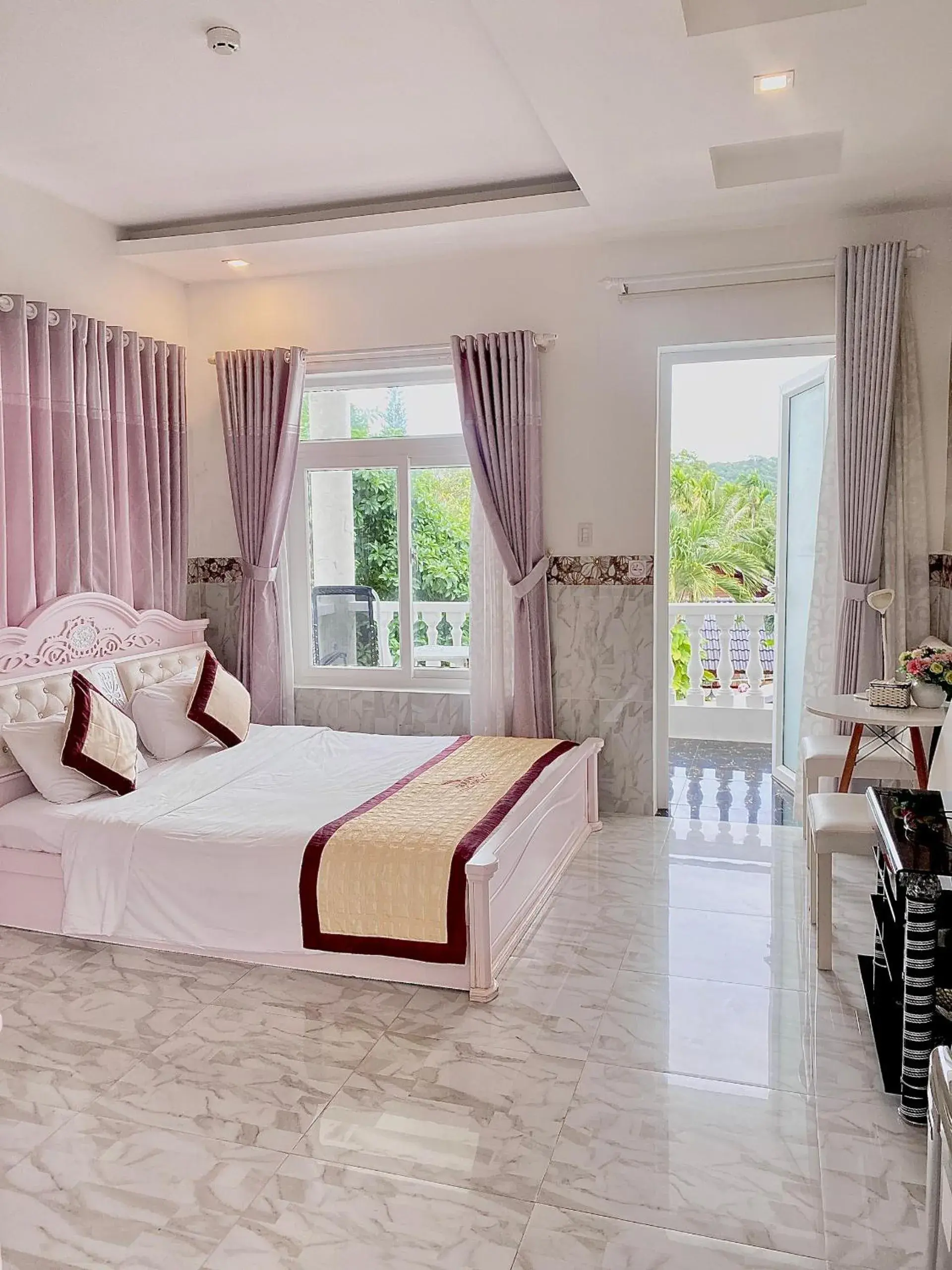 Bed in Godiva Villa Phu Quoc