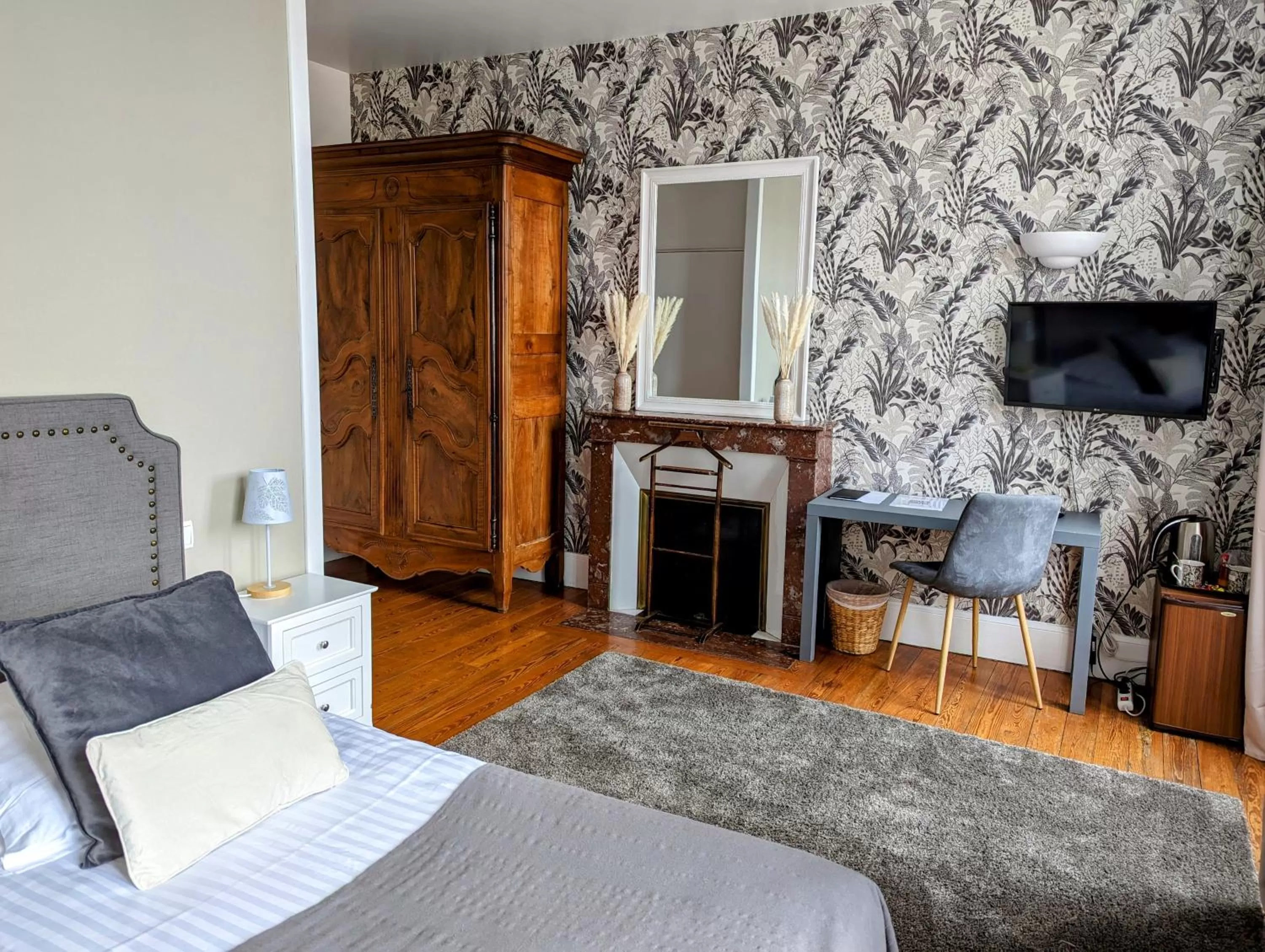 Golfcourse, Bed in Logis Hotel La Tourelle du Beffroi