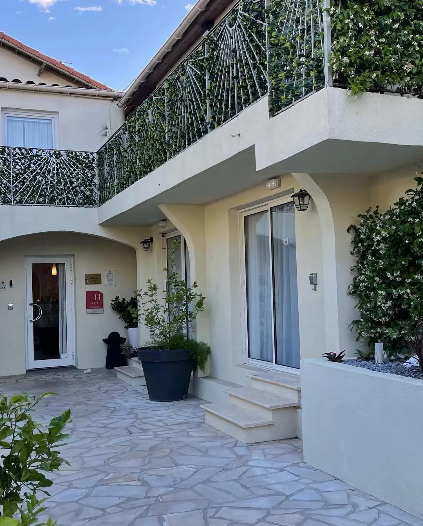 Facade/entrance, Property Building in La Bastide