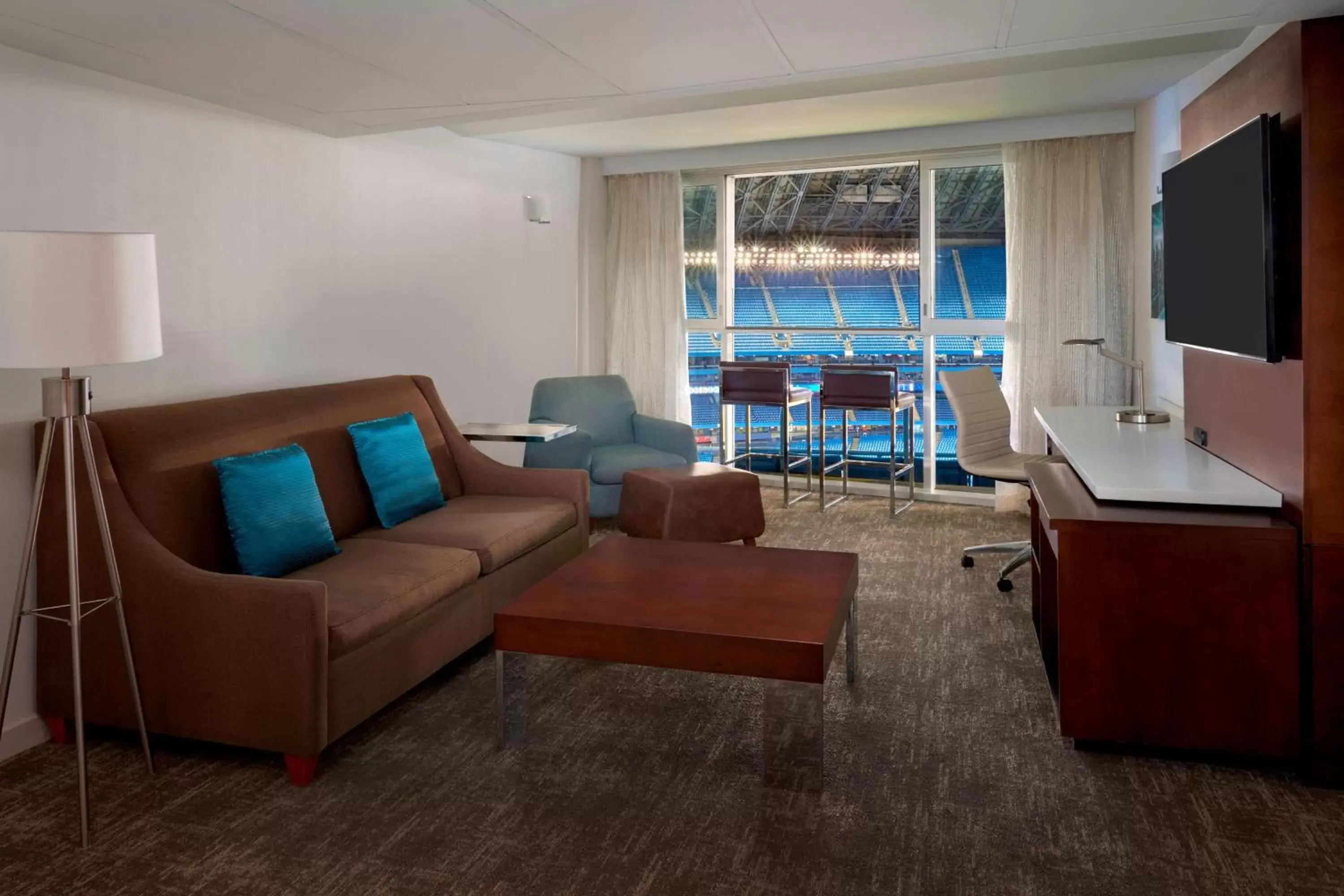 Living room, Seating Area in Toronto Marriott City Centre Hotel