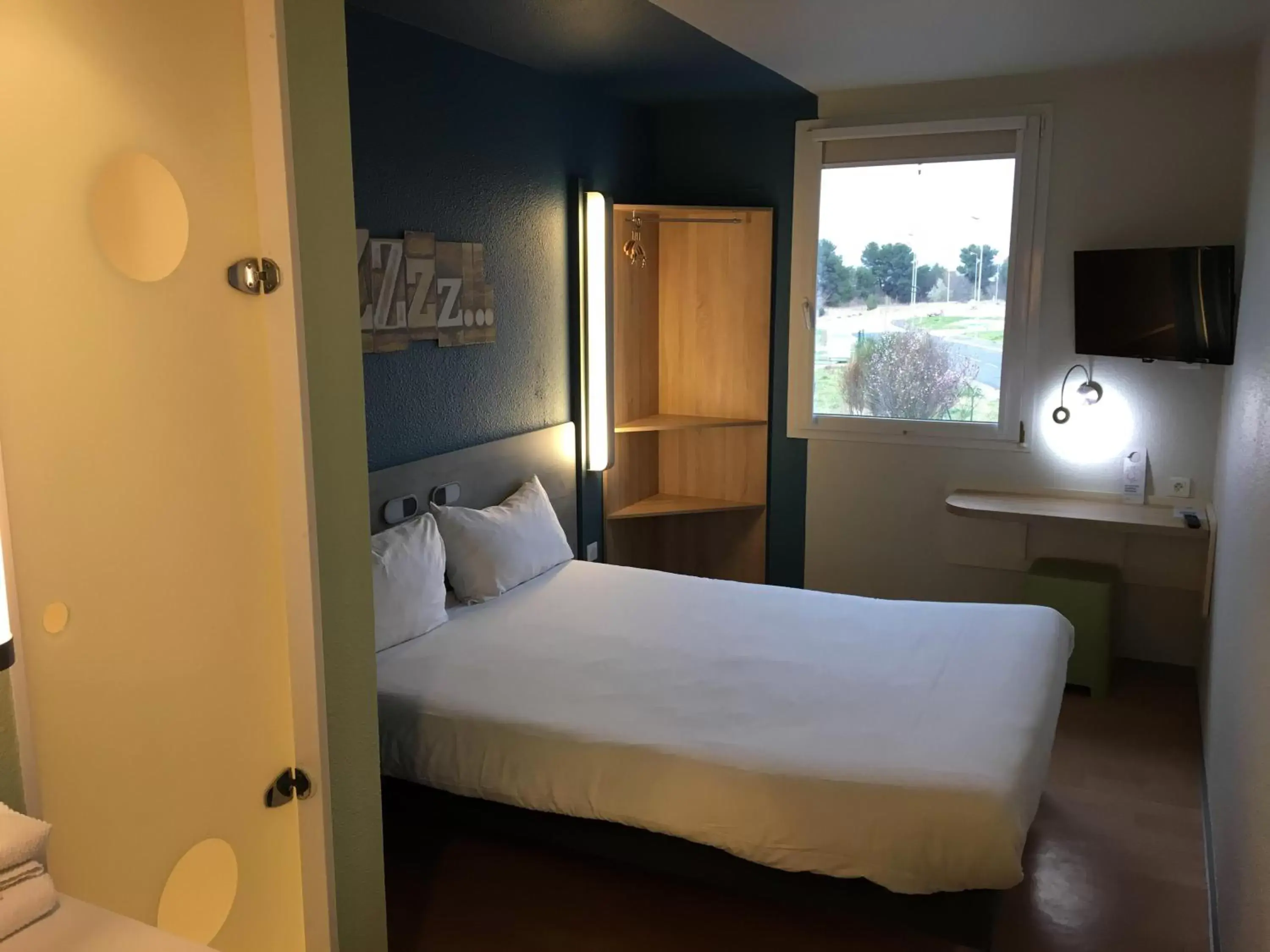 Bedroom, Bed in ibis budget Narbonne Est