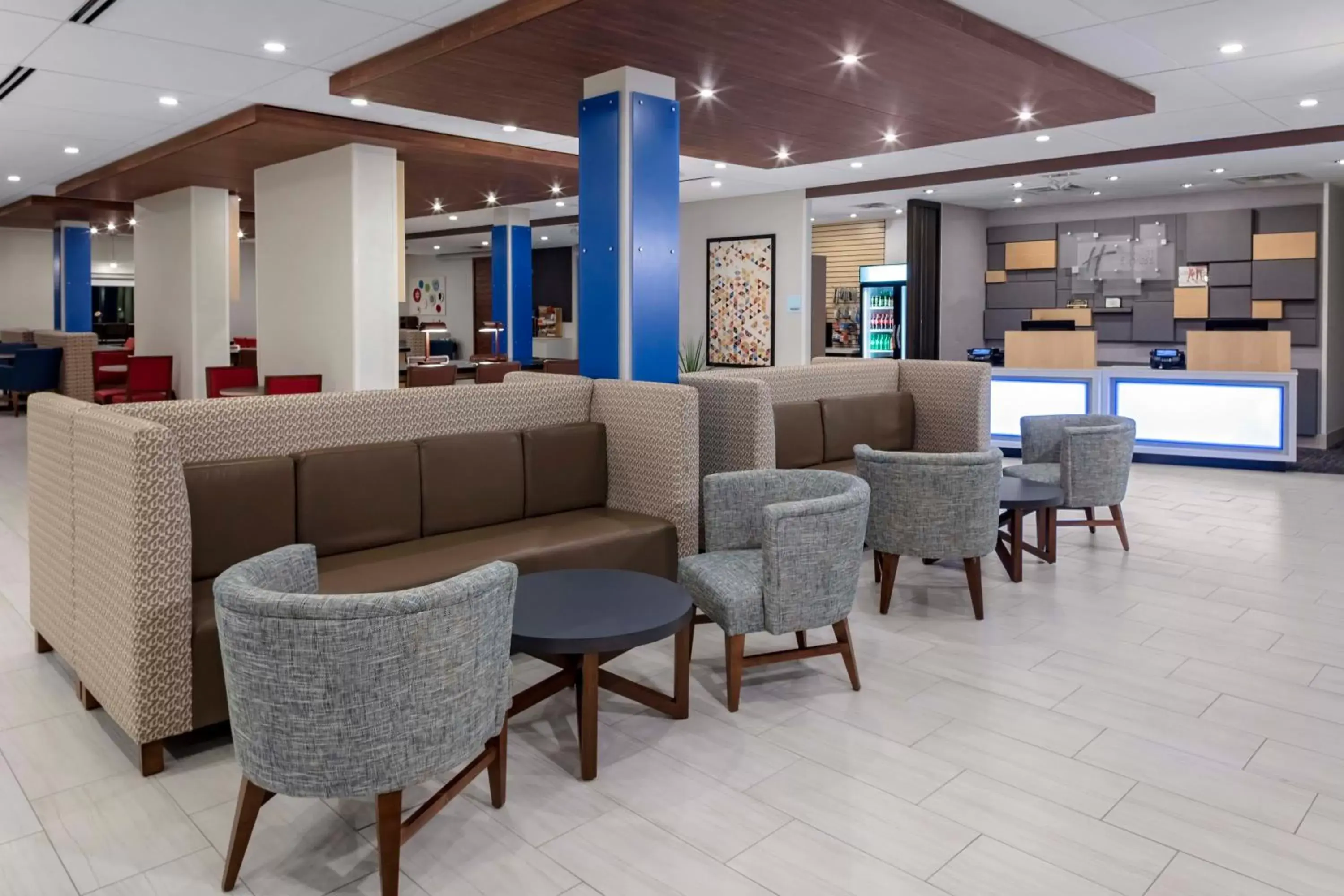 Property building, Lounge/Bar in Holiday Inn Express & Suites - Madison, an IHG Hotel