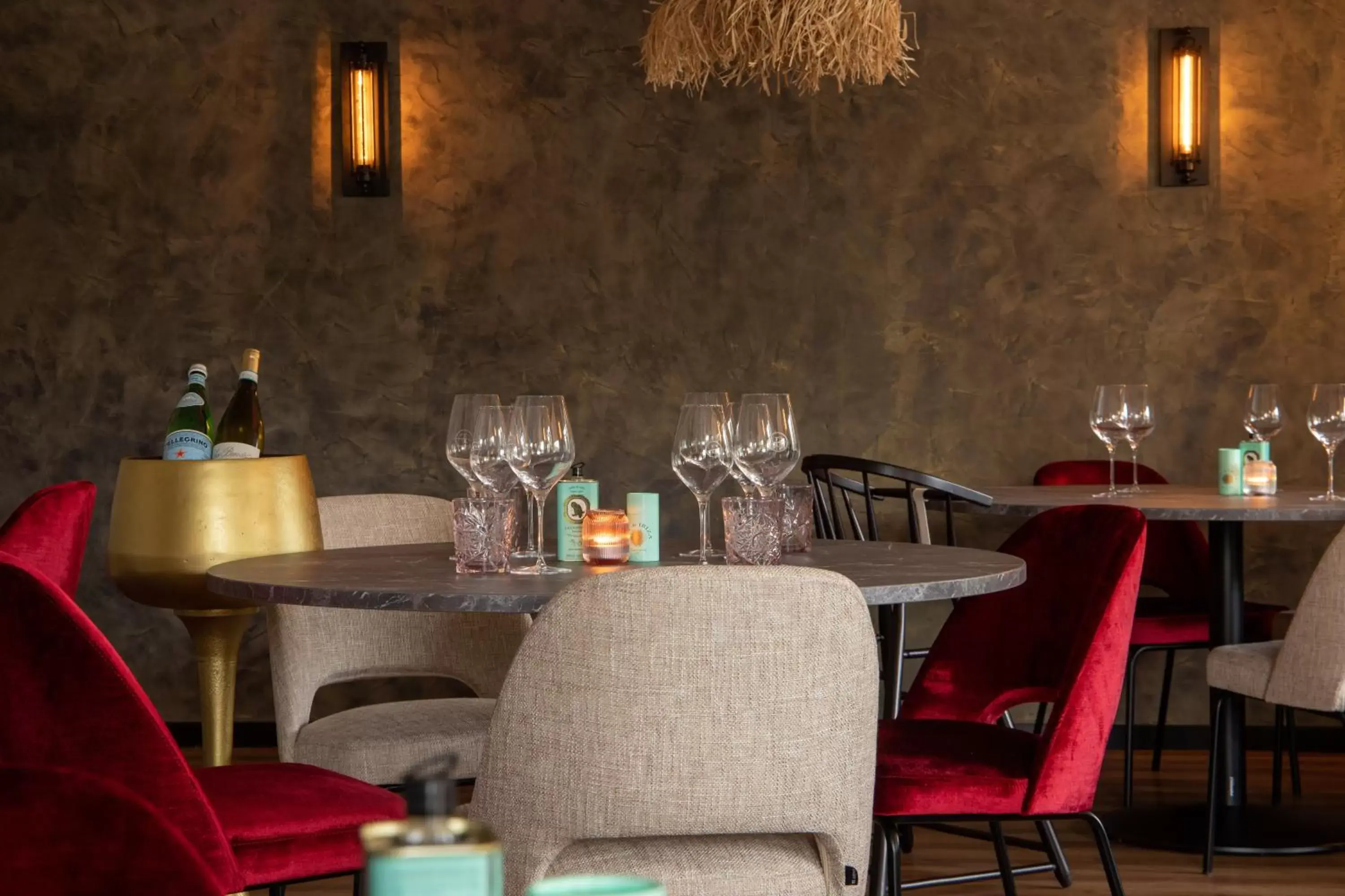 Restaurant/places to eat in Boutique Hotel Four