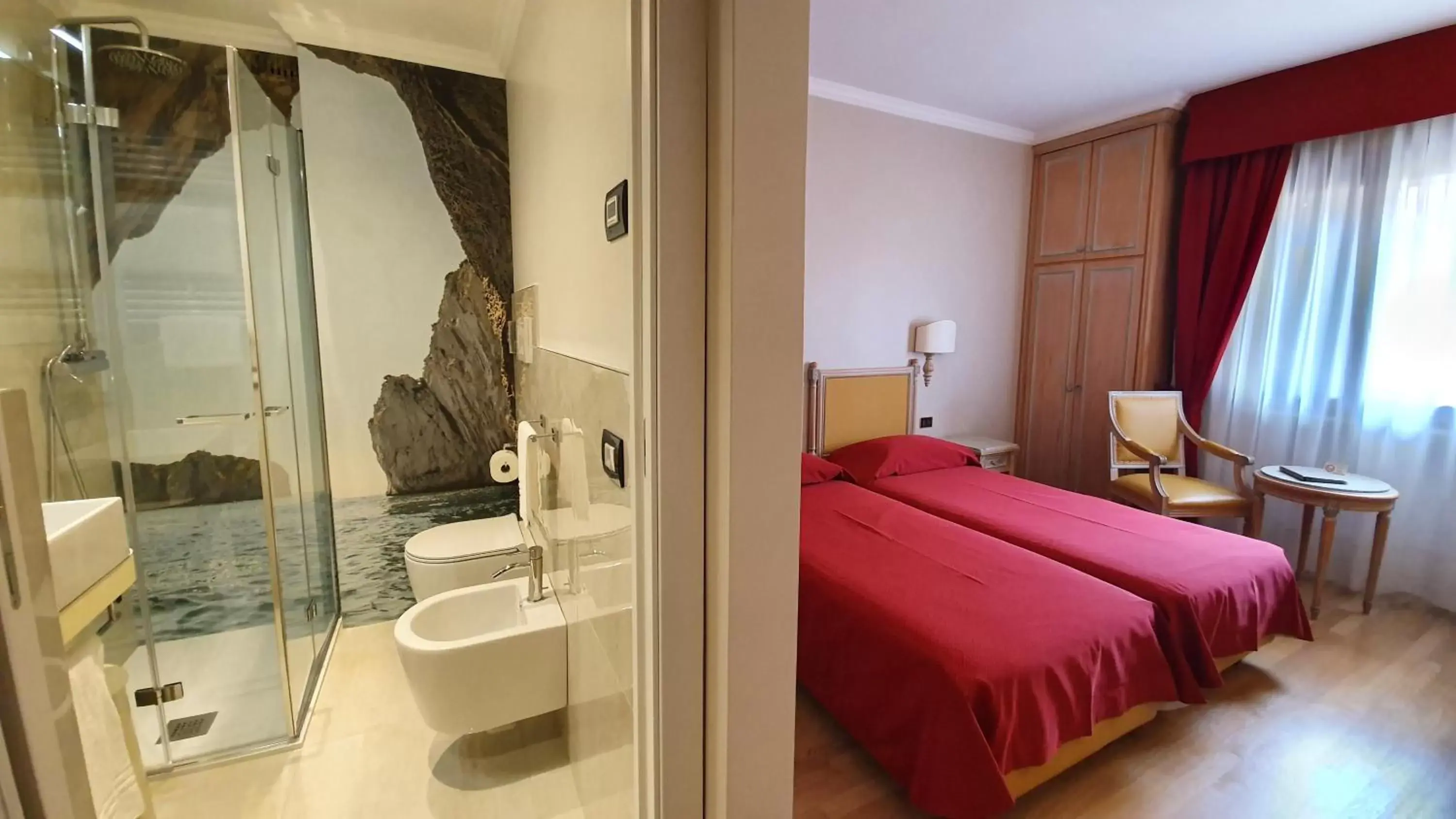 Bathroom, Bed in Majestic Toscanelli (centro storico)