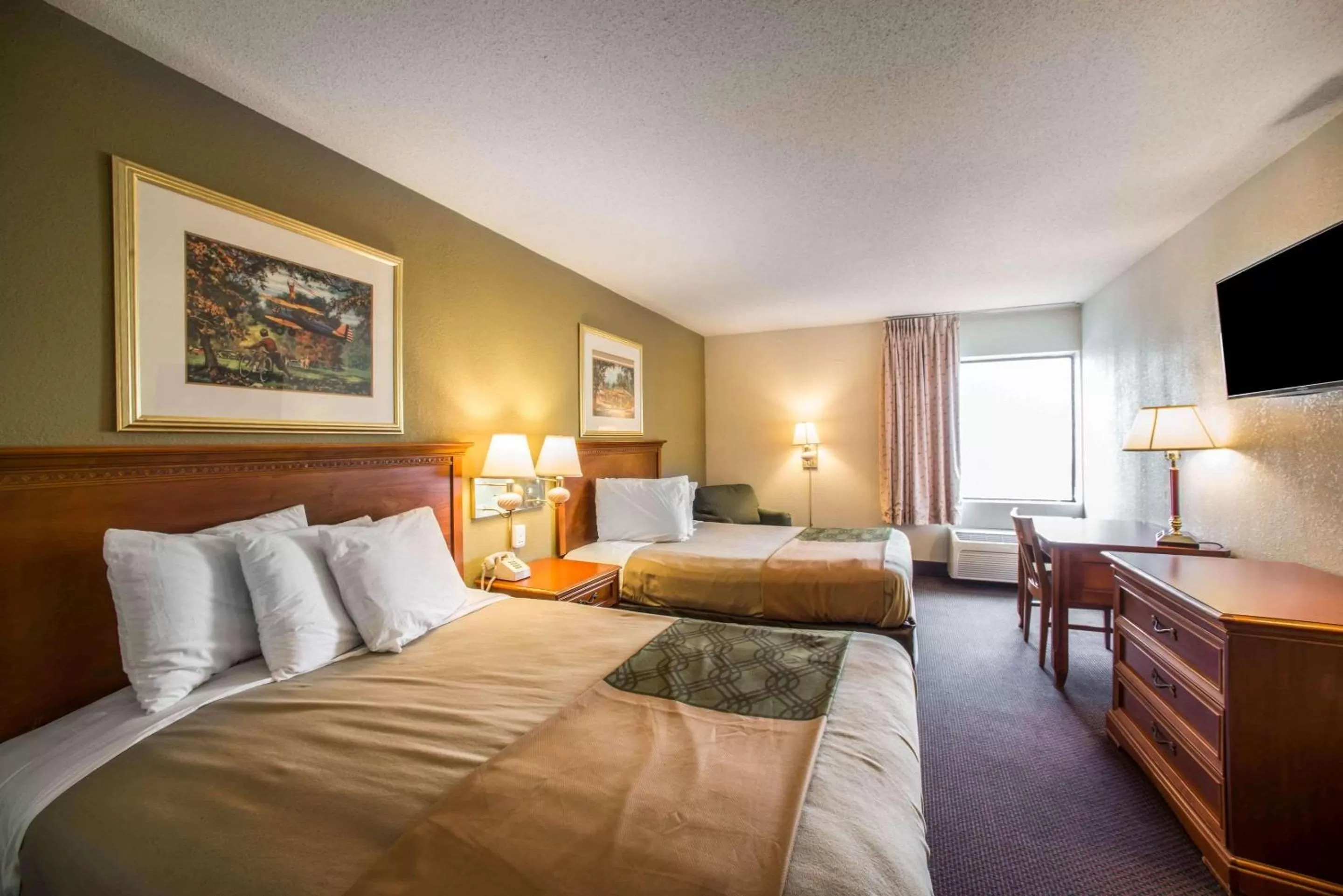 Photo of the whole room in Econo Lodge Marion