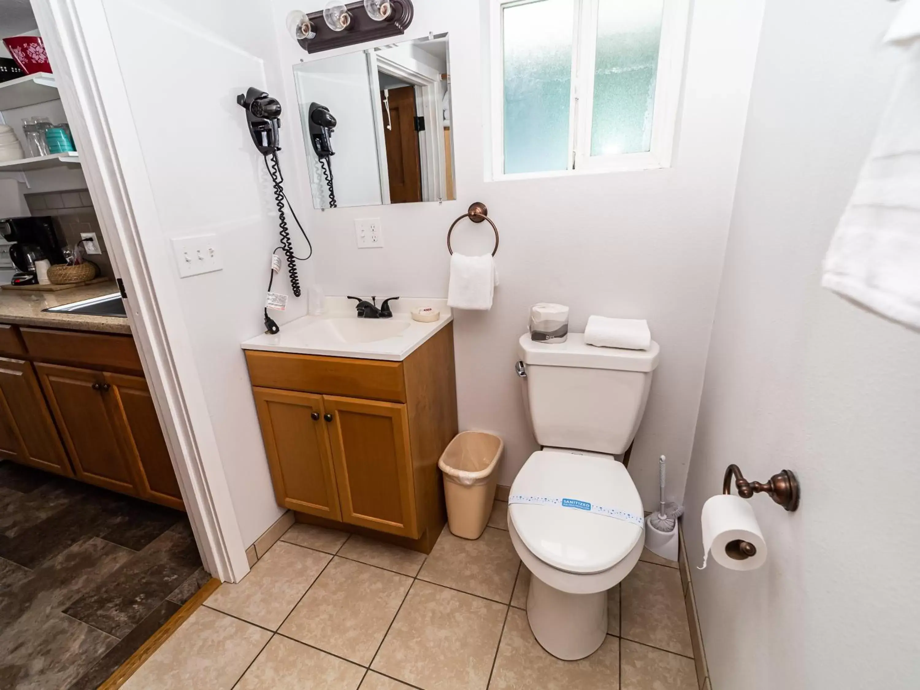 Toilet, Bathroom in Terimore Lodging by the Sea