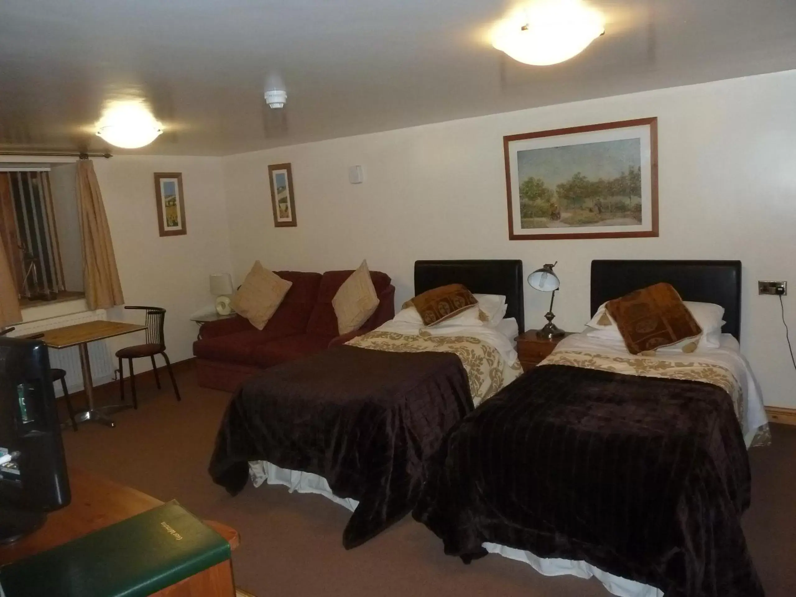 Photo of the whole room, Bed in Oakenholt Farm Bed and Breakfast