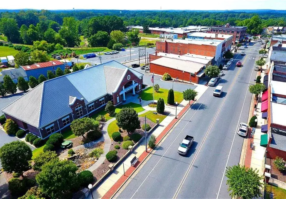 Restaurant/places to eat, Bird's-eye View in Roadway Inn Troy