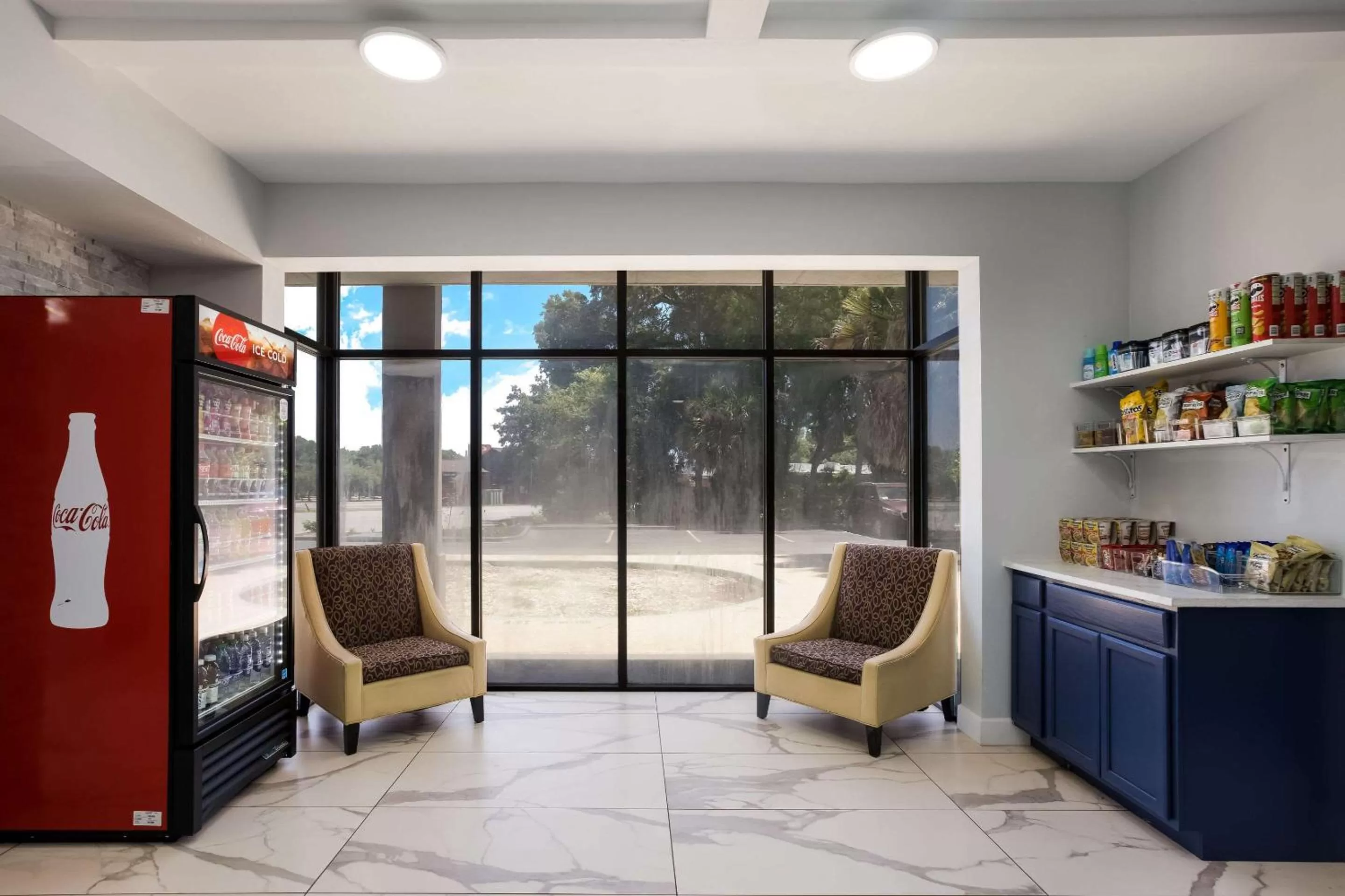 Lobby or reception in Suburban Studios Hinesville - Fort Stewart Area