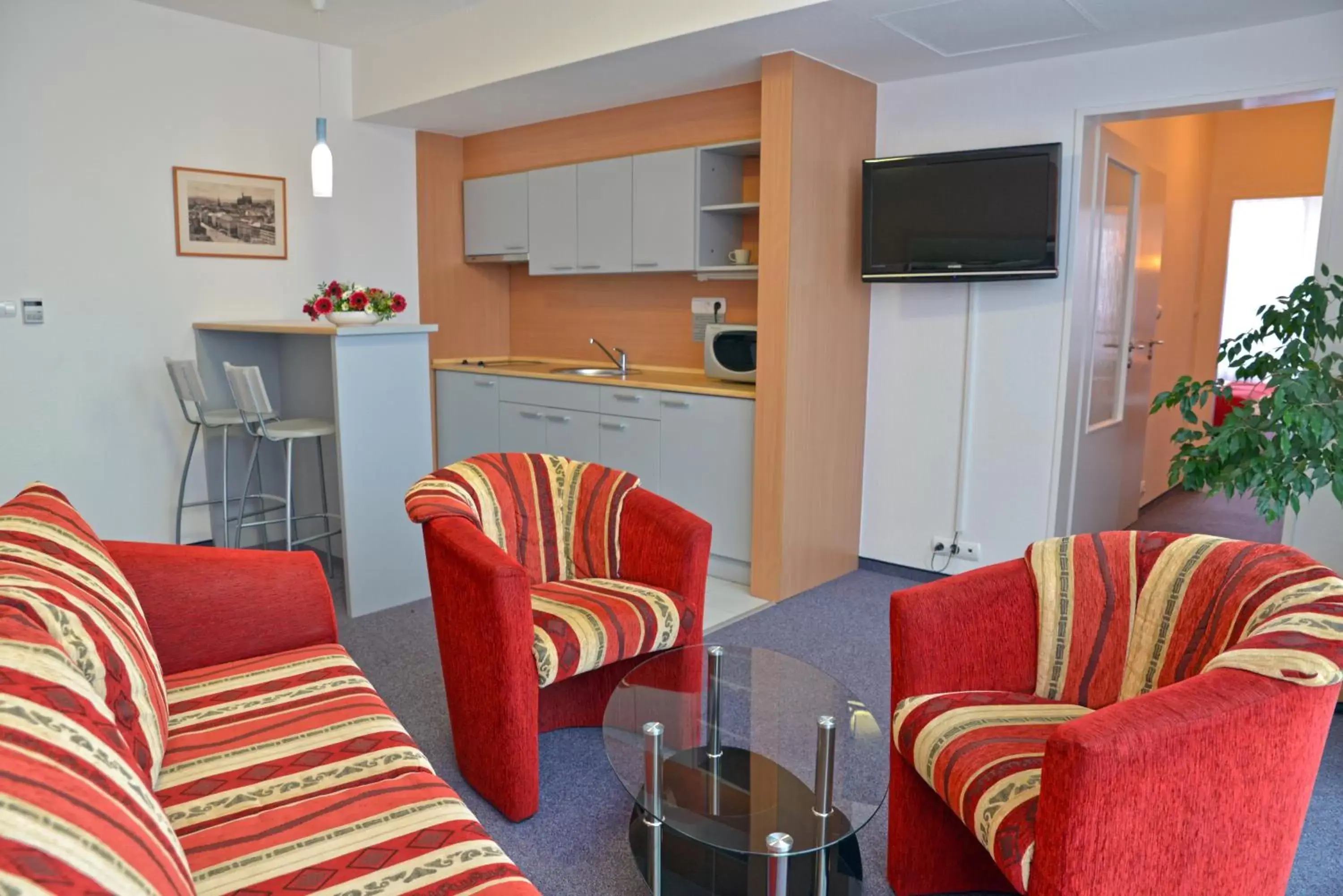 Kitchen or kitchenette, Seating Area in Avanti Hotel