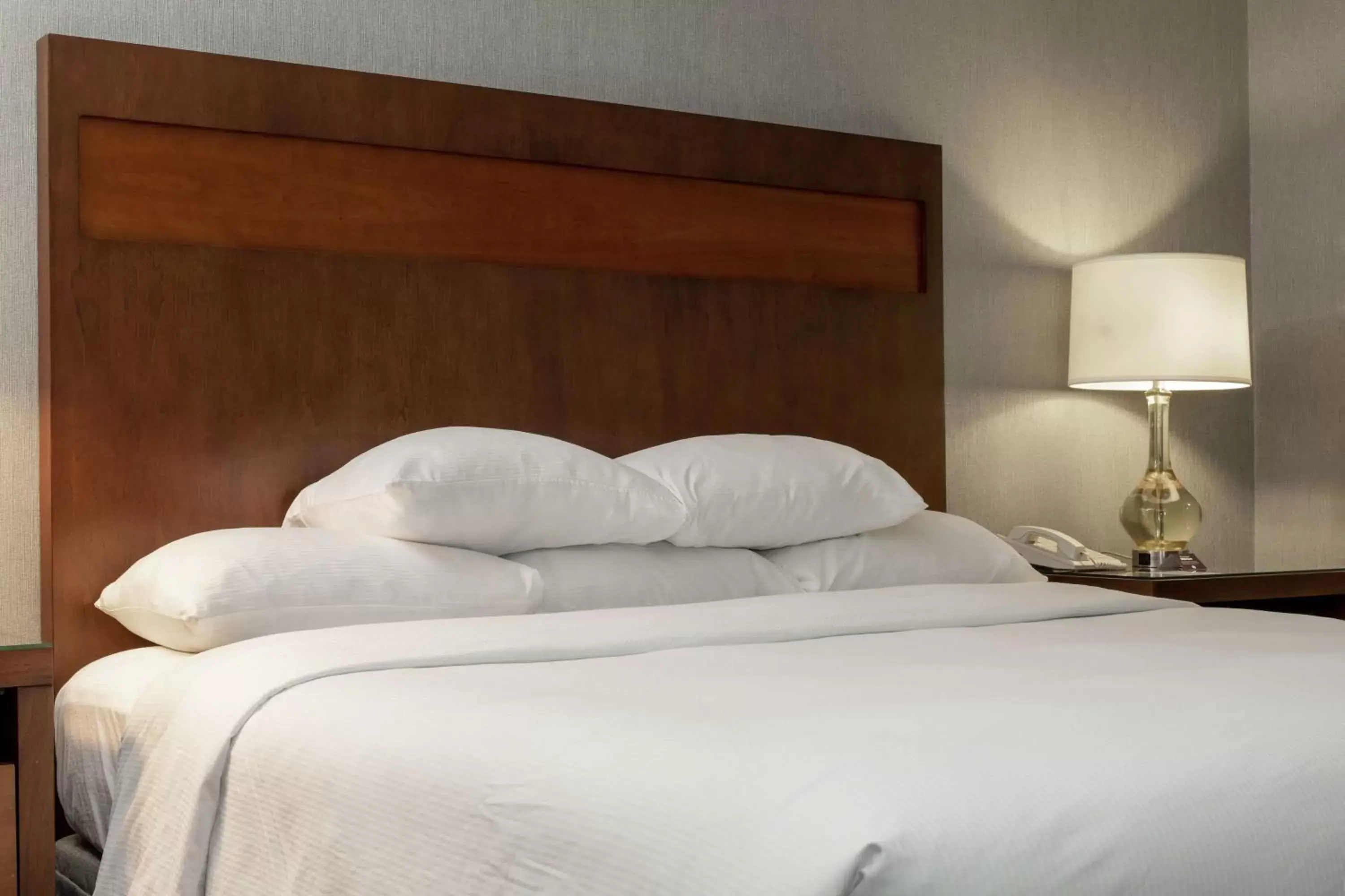 Bed in DoubleTree by Hilton Pittsburgh-Green Tree