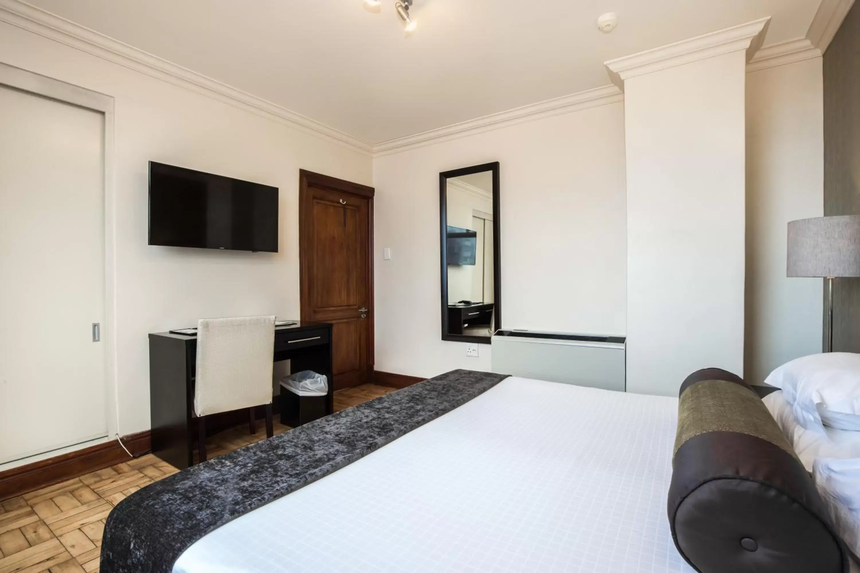 Bedroom, Bed in Belaire Suites Hotel