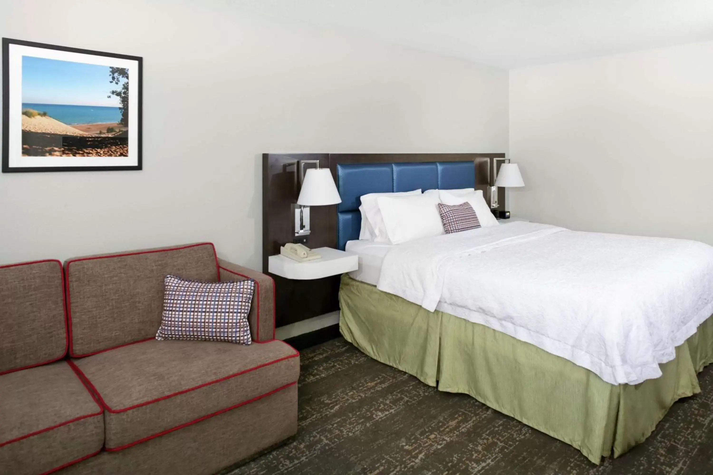 Living room, Bed in Hampton Inn Portage