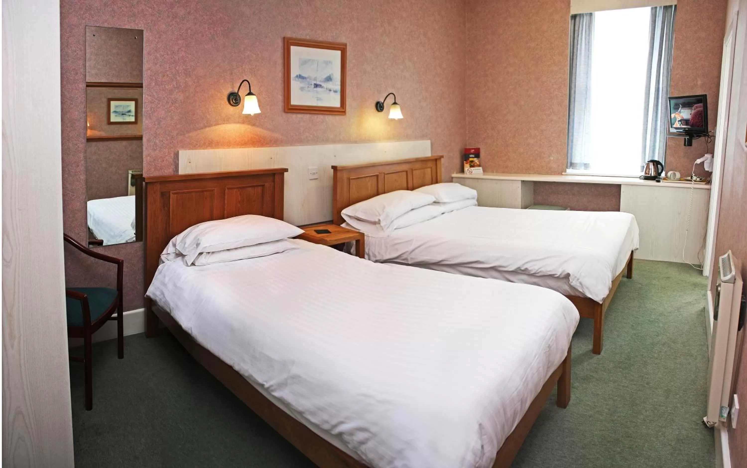 Photo of the whole room, Bed in The Raven Hotel