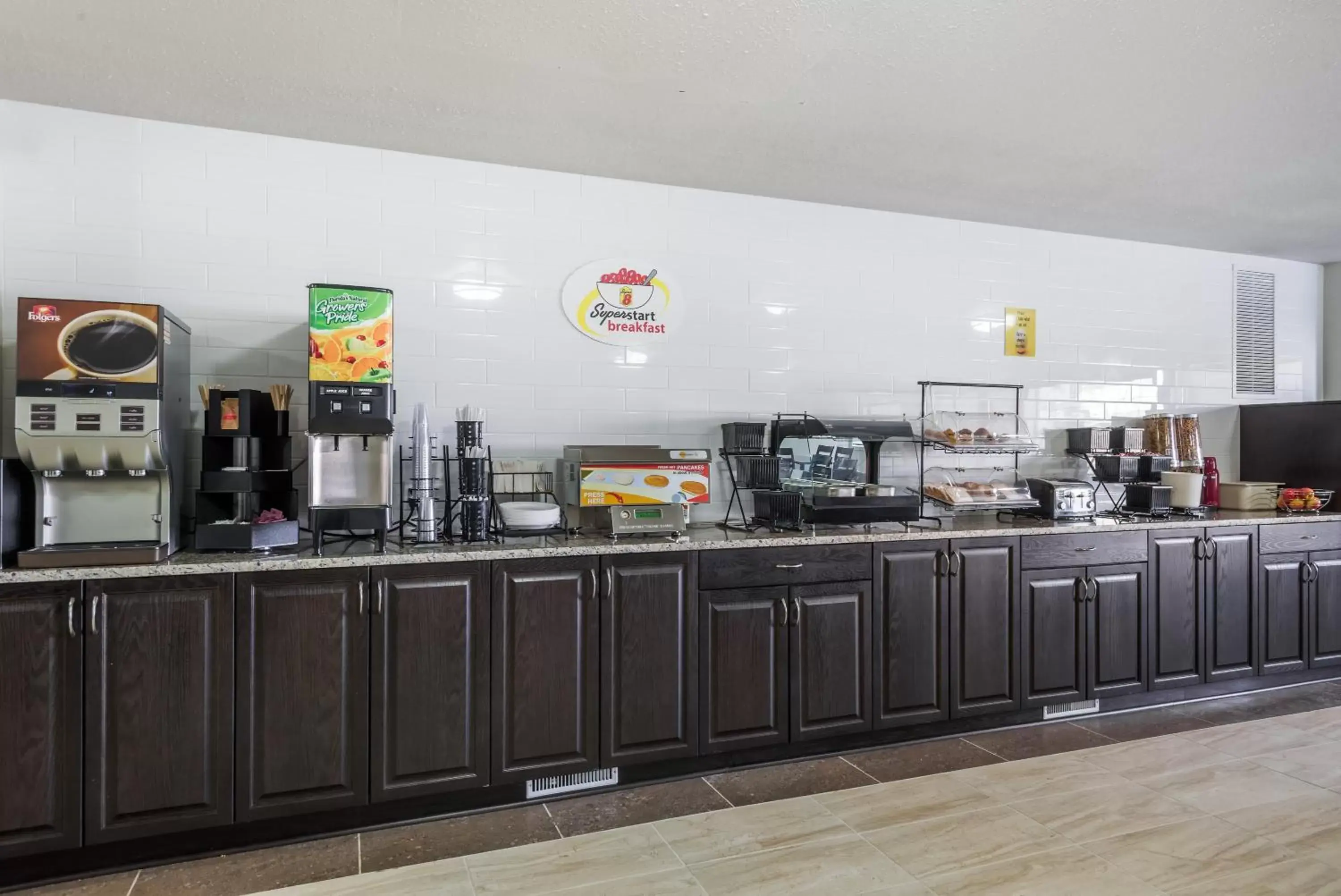 Coffee/tea facilities in Super 8 by Wyndham Grande Prairie