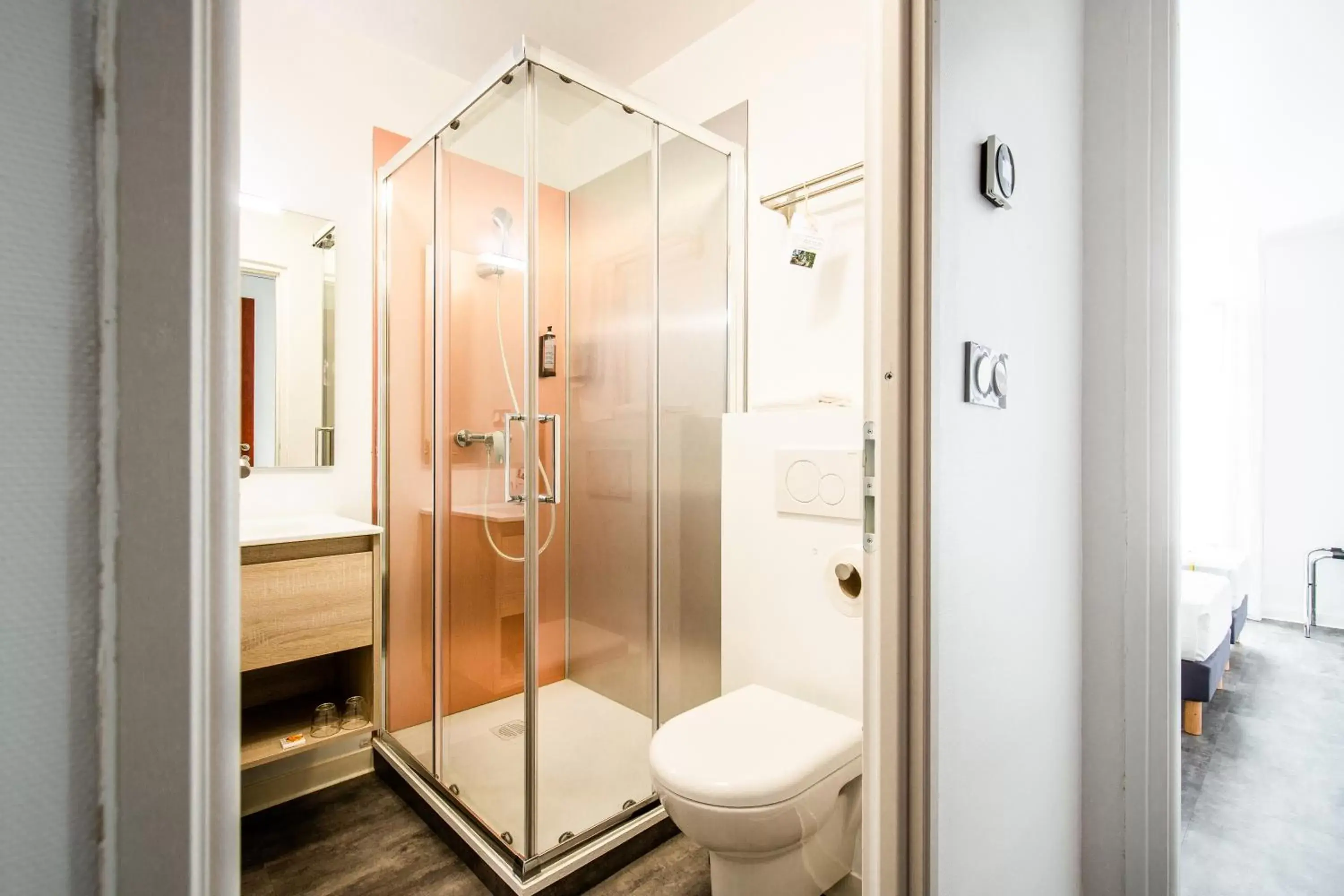 Shower, Bathroom in Hôtel PB - Paris-Barcelone