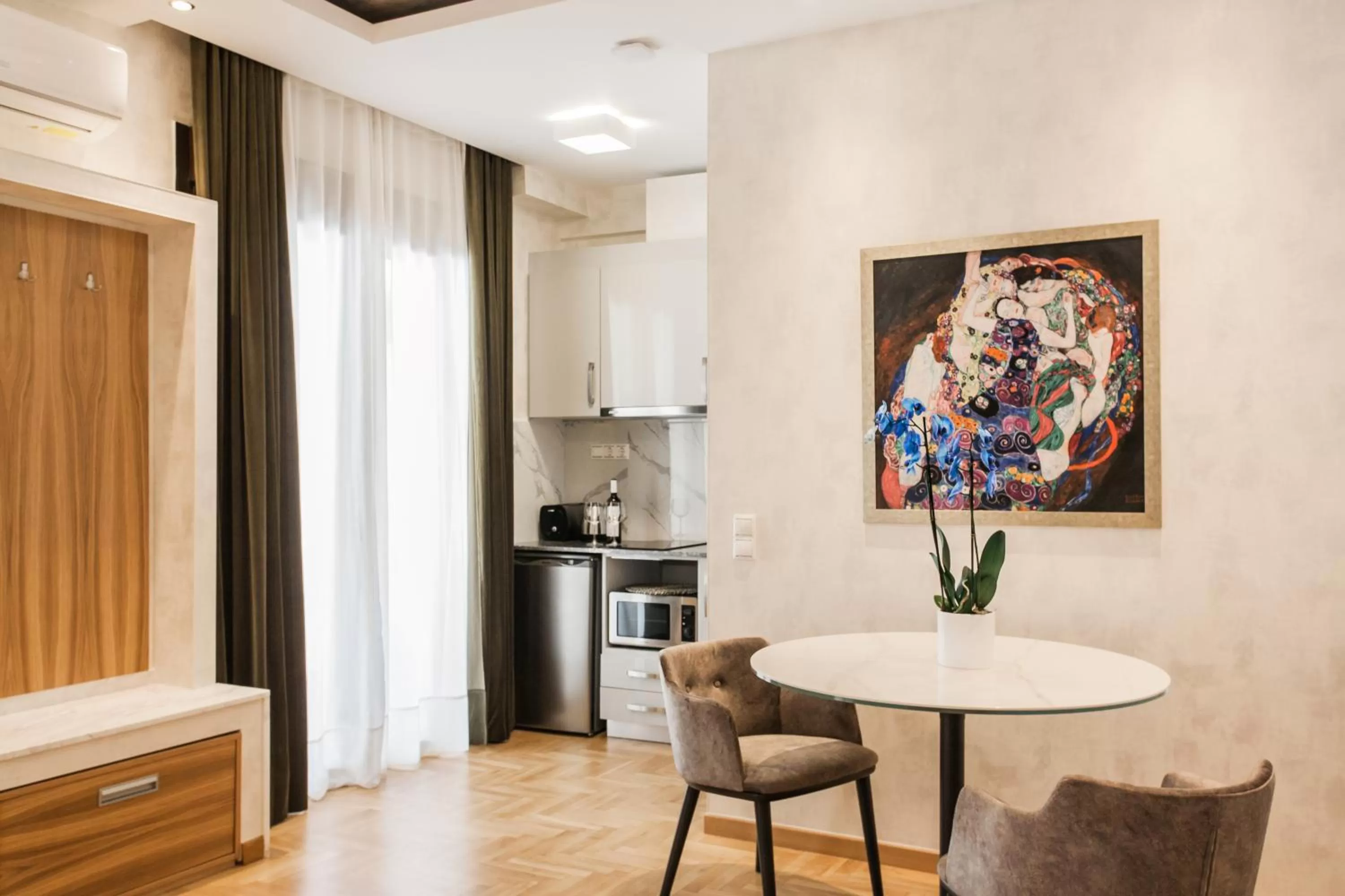 Dining area in Nicholas Point Apartments and Rooms