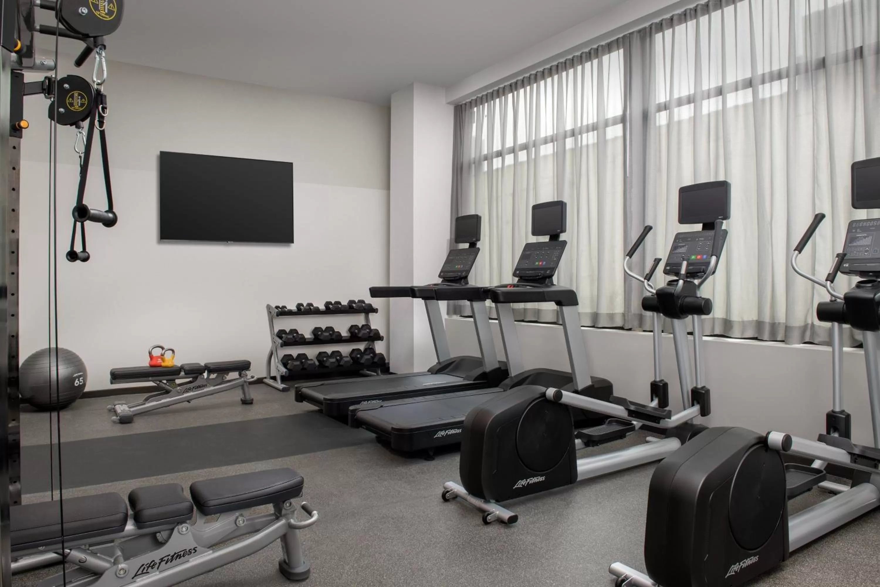 Fitness centre/facilities in SpringHill Suites by Marriott New York Queens