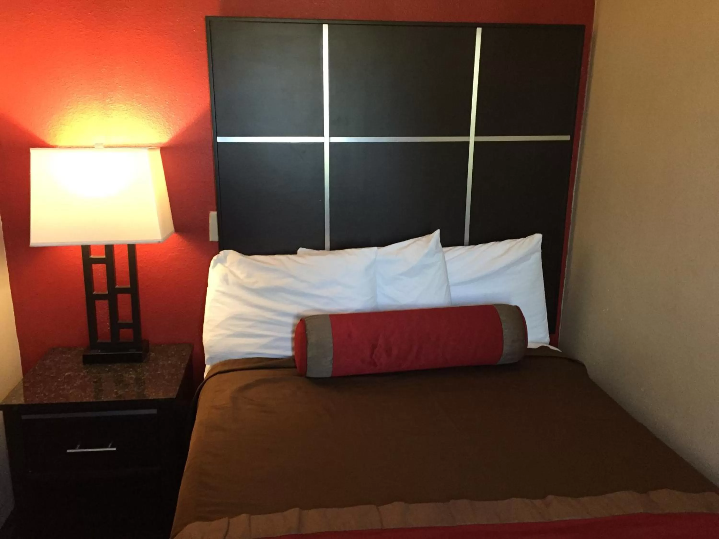 Bed in Harbor Inn & Suites Oceanside