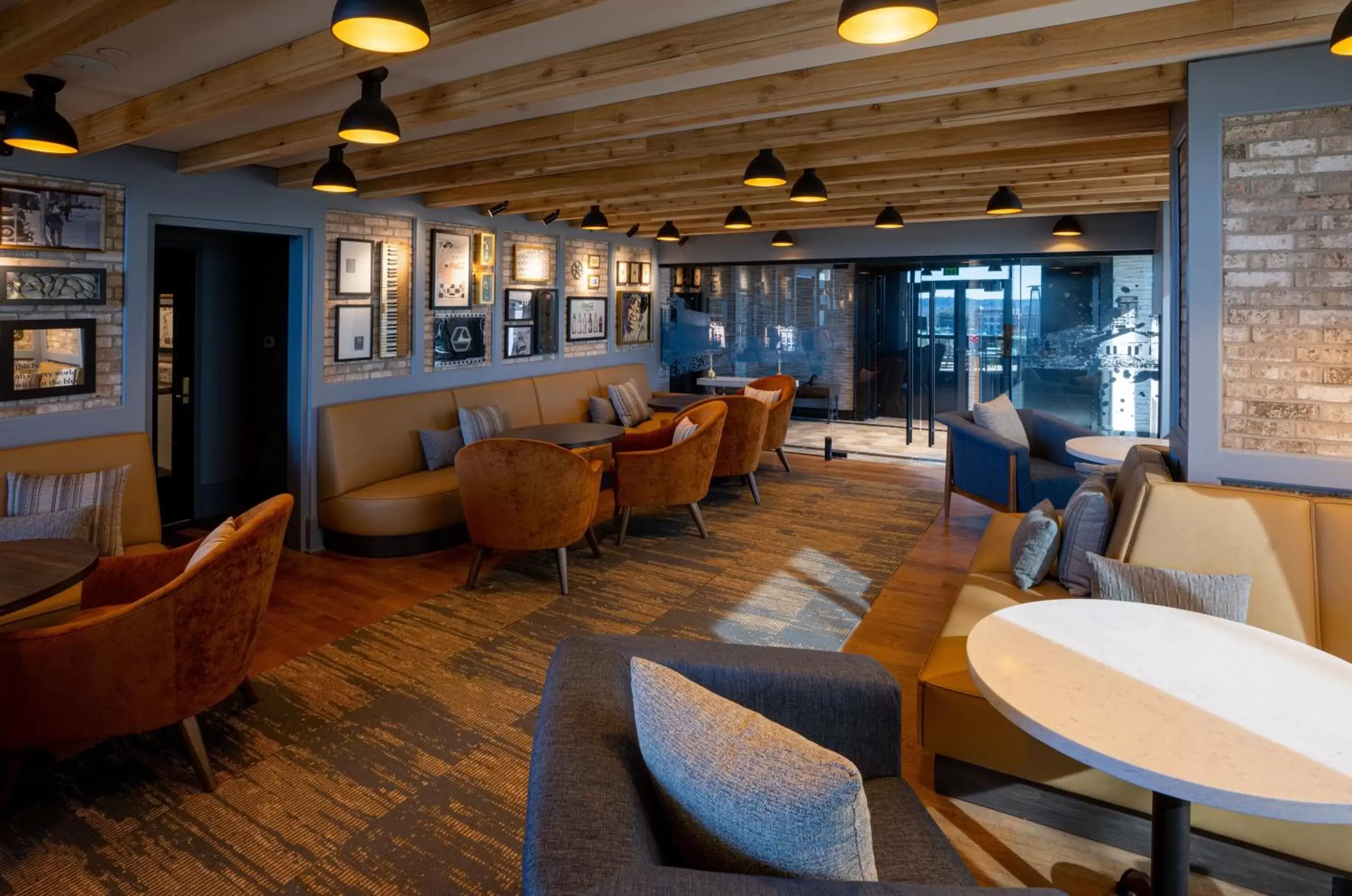 Lounge or bar, Lounge/Bar in Hotel Indigo - Columbus at Riverfront Place, an IHG Hotel