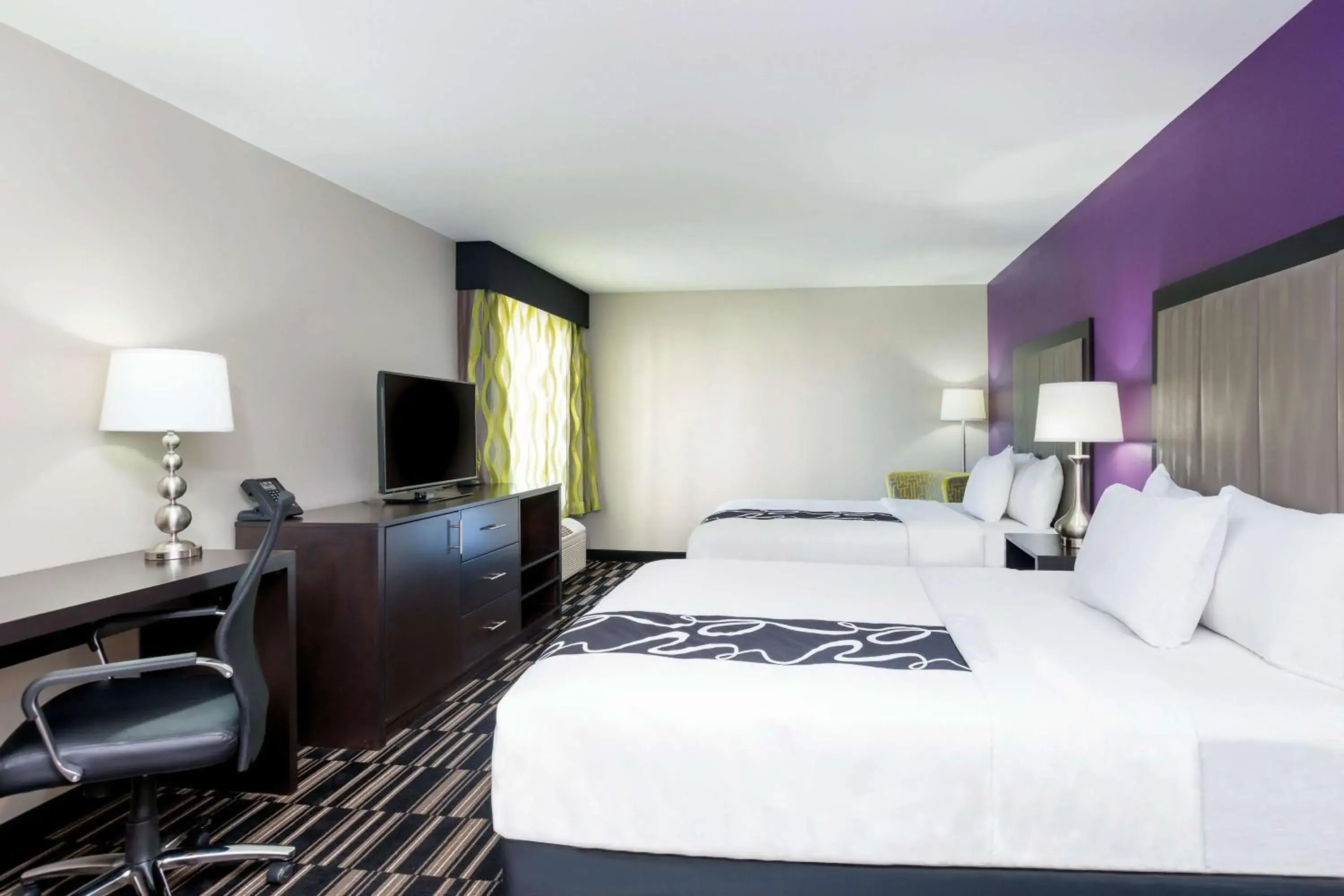 Photo of the whole room, Bed in La Quinta Inn & Suites by Wyndham Fairfield - Napa Valley