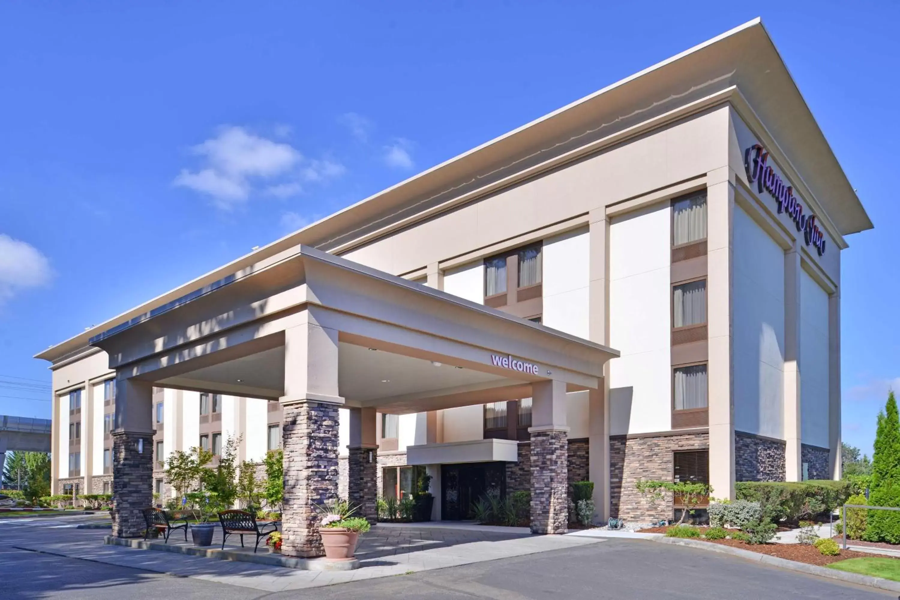 Property Building in Hampton Inn Seattle Airport