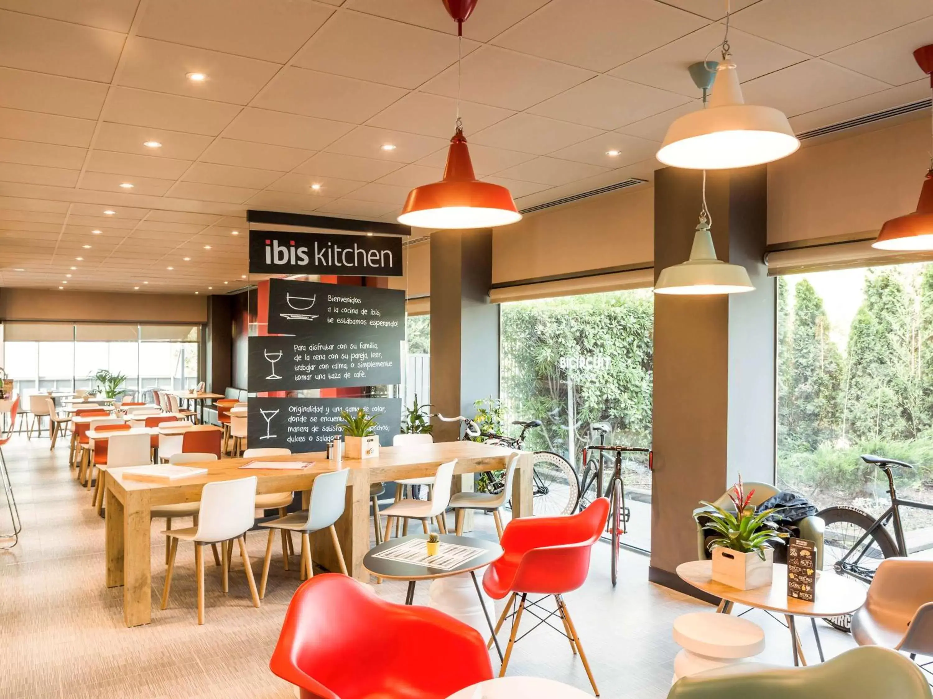 Property building, Restaurant/Places to Eat in Ibis Montmelo Granollers